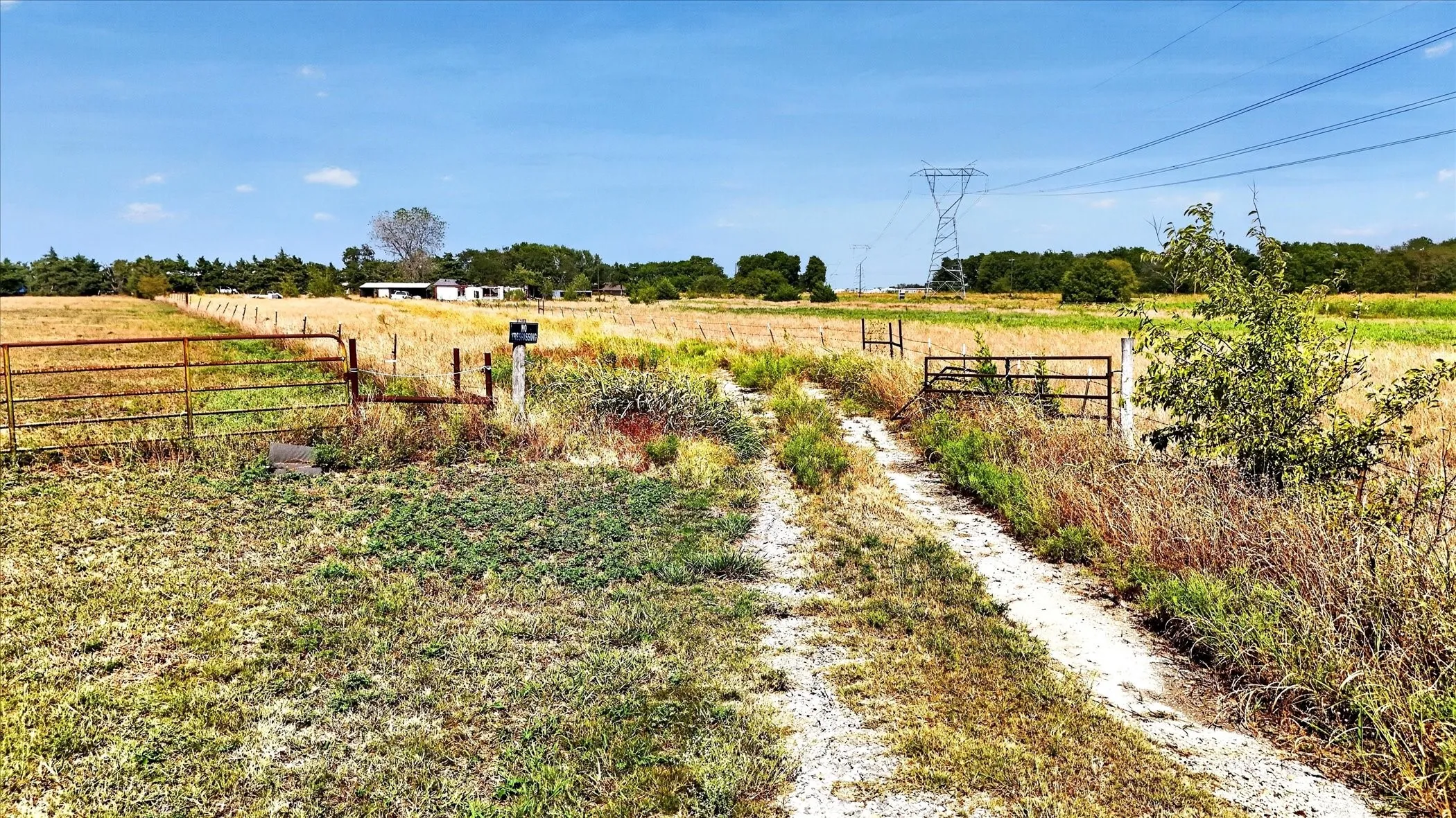 Entrance to property on Cedarview
