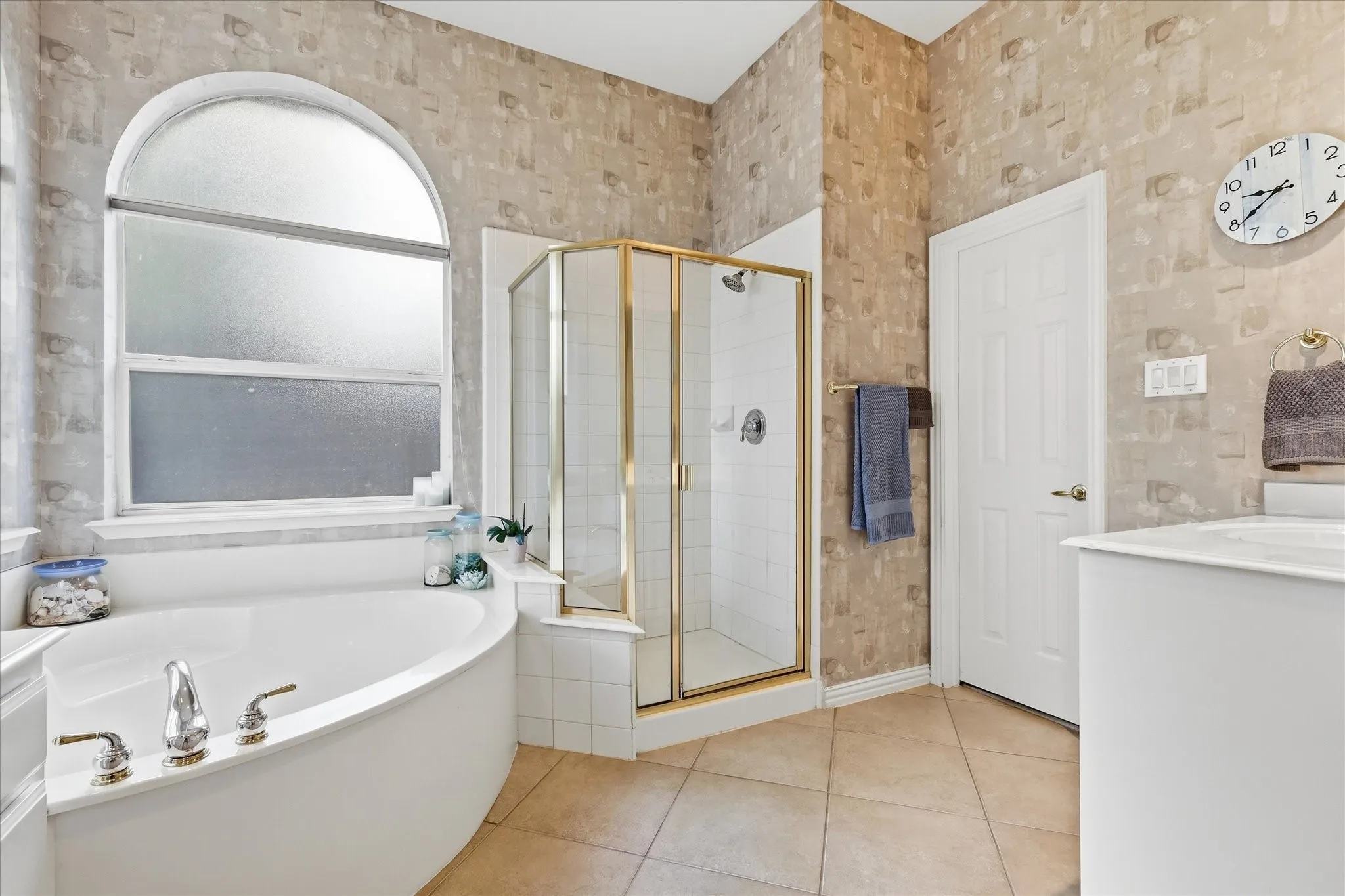 Angled ceiling with high transom windows, two tall windows with blinds, ceiling fan, recessed lighting, and light-colored carpeting