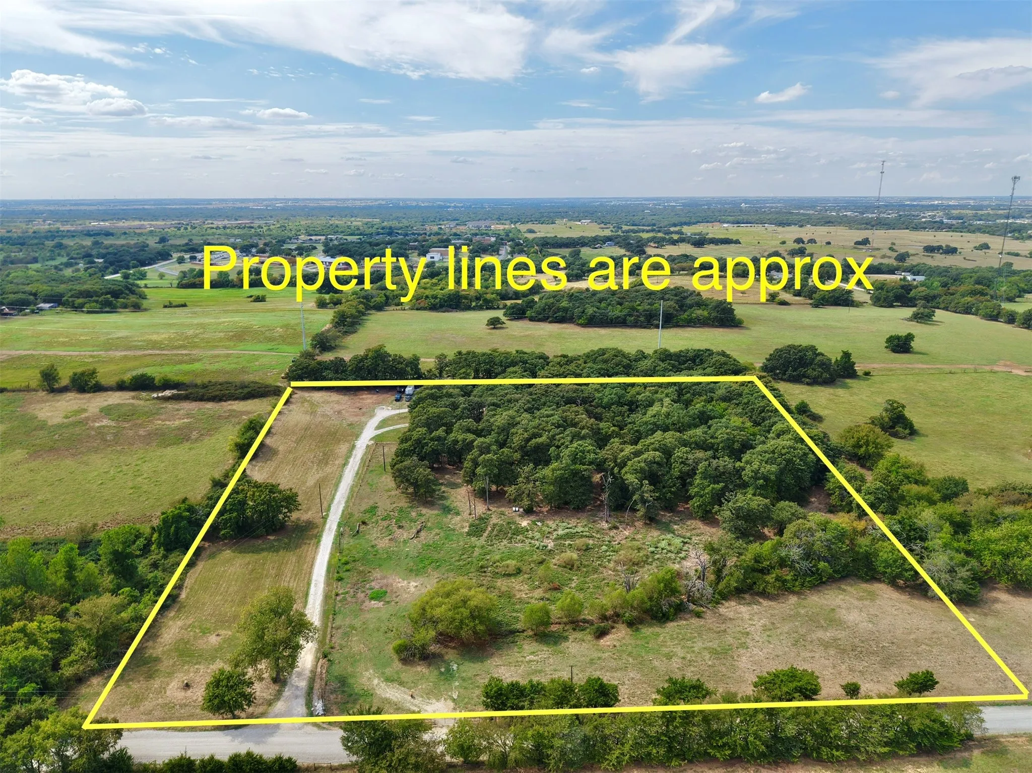 Single Family Residence For Sale in Cooke County , 711 County Road 162, Gainesville, Texas 76240, 5 Bedroom, 3 Bathroom, 1 Garage spaces, 2,809 Sqft, built in 1983, mls#21398833, Real Estate Agent in Gainesville, Homes For Sale in Cooke county, Homes For Sale in Gainesville, Realtor in Gainesville Texas, Real Estate Brokerage Independent Realty Texas, Luminita Cordes Realtor