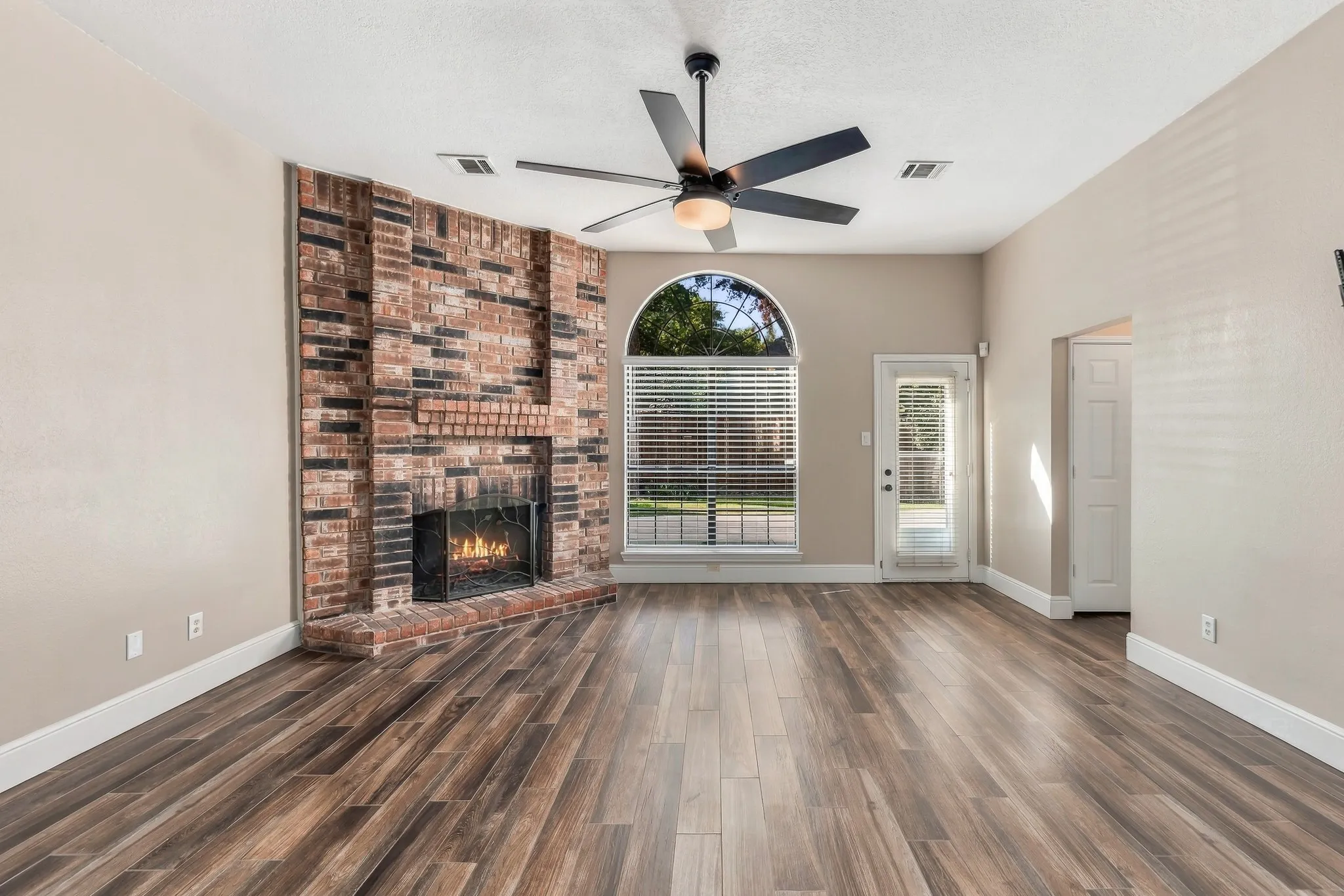 Single Family Residence For Rent in Tarrant County , 515 Post Oak Road, Grapevine, Texas 76051, 3 Bedroom, 2 Bathroom, 2 Garage spaces, 1,537 Sqft, built in 1986, mls#21387647, Real Estate Agent in Grapevine, Homes For Rent in Tarrant county, Homes For Rent in Grapevine, Realtor in Grapevine Texas, Real Estate Brokerage Independent Realty Texas, Luminita Cordes Realtor