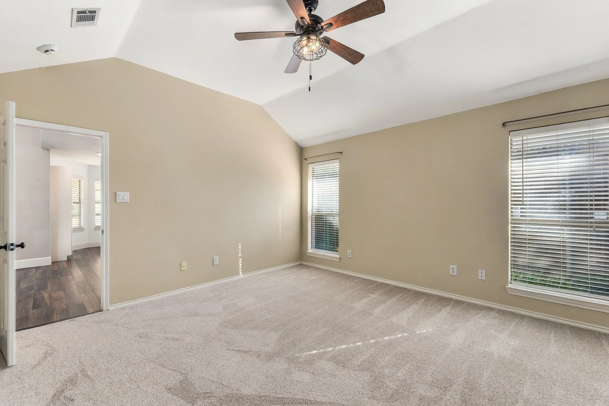 Single Family Residence For Rent in Tarrant County , 515 Post Oak Road, Grapevine, Texas 76051, 3 Bedroom, 2 Bathroom, 2 Garage spaces, 1,537 Sqft, built in 1986, mls#21387647, Real Estate Agent in Grapevine, Homes For Rent in Tarrant county, Homes For Rent in Grapevine, Realtor in Grapevine Texas, Real Estate Brokerage Independent Realty Texas, Luminita Cordes Realtor