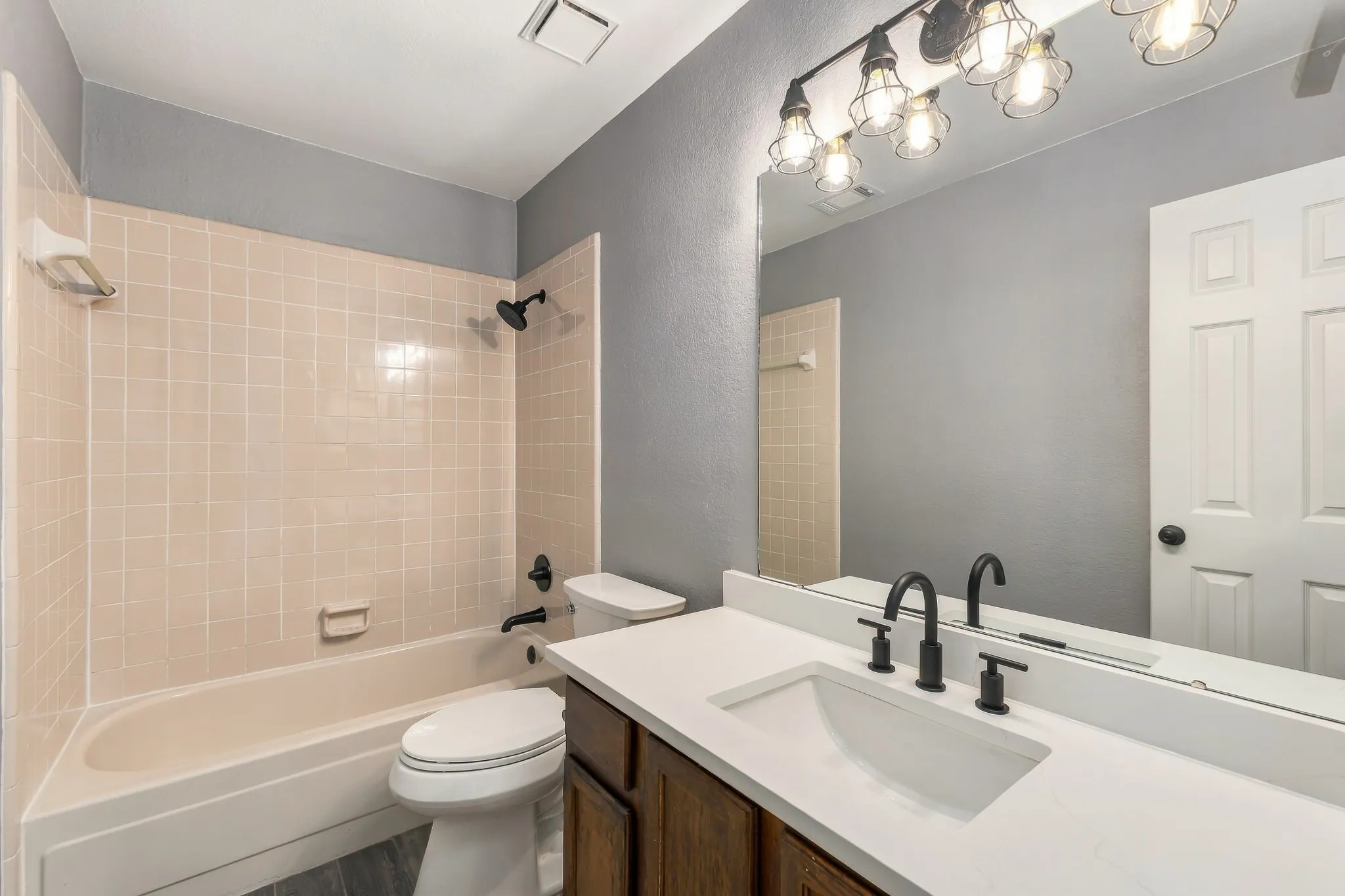 Single Family Residence For Rent in Tarrant County , 515 Post Oak Road, Grapevine, Texas 76051, 3 Bedroom, 2 Bathroom, 2 Garage spaces, 1,537 Sqft, built in 1986, mls#21387647, Real Estate Agent in Grapevine, Homes For Rent in Tarrant county, Homes For Rent in Grapevine, Realtor in Grapevine Texas, Real Estate Brokerage Independent Realty Texas, Luminita Cordes Realtor
