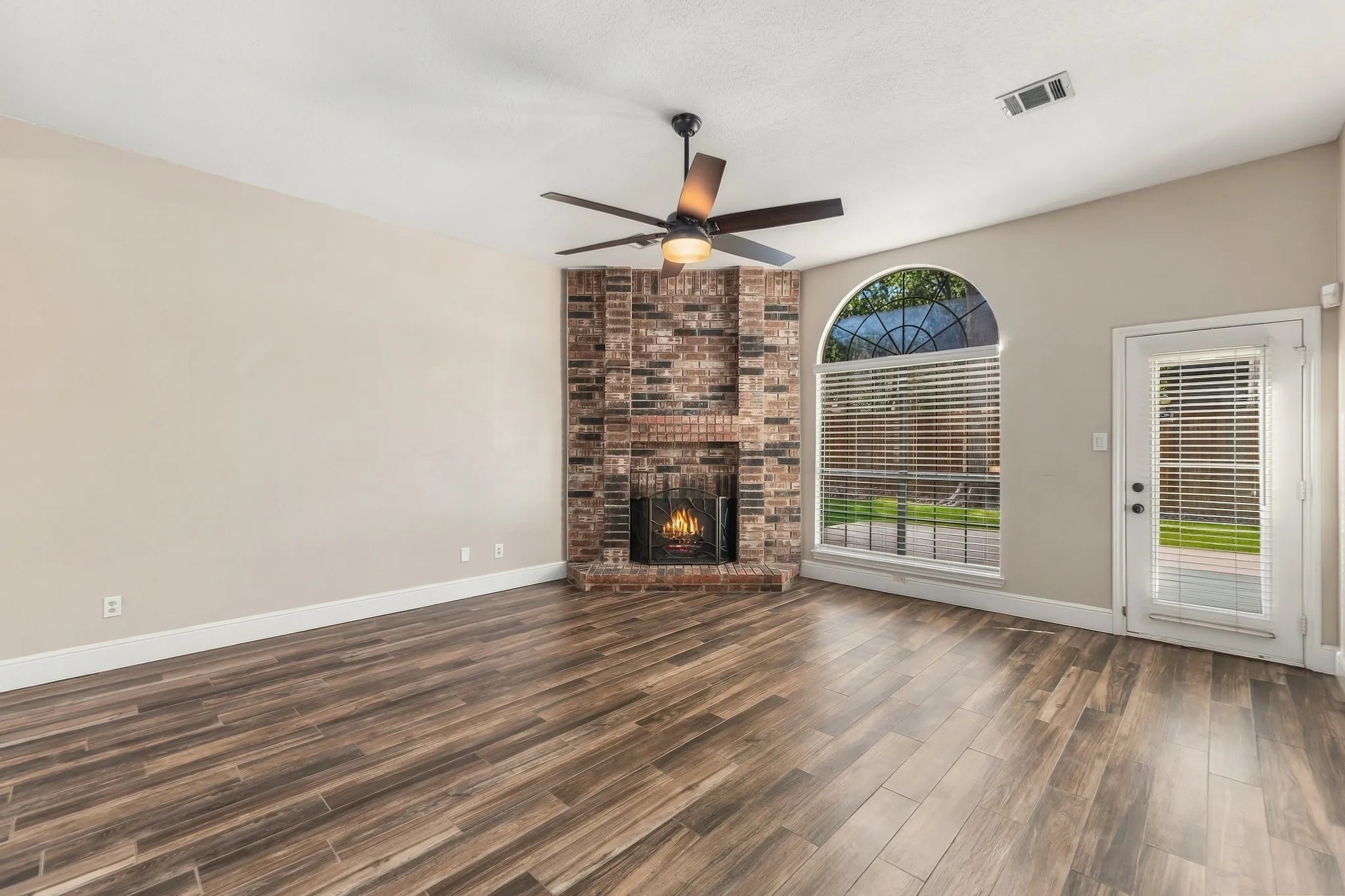 Single Family Residence For Rent in Tarrant County , 515 Post Oak Road, Grapevine, Texas 76051, 3 Bedroom, 2 Bathroom, 2 Garage spaces, 1,537 Sqft, built in 1986, mls#21387647, Real Estate Agent in Grapevine, Homes For Rent in Tarrant county, Homes For Rent in Grapevine, Realtor in Grapevine Texas, Real Estate Brokerage Independent Realty Texas, Luminita Cordes Realtor
