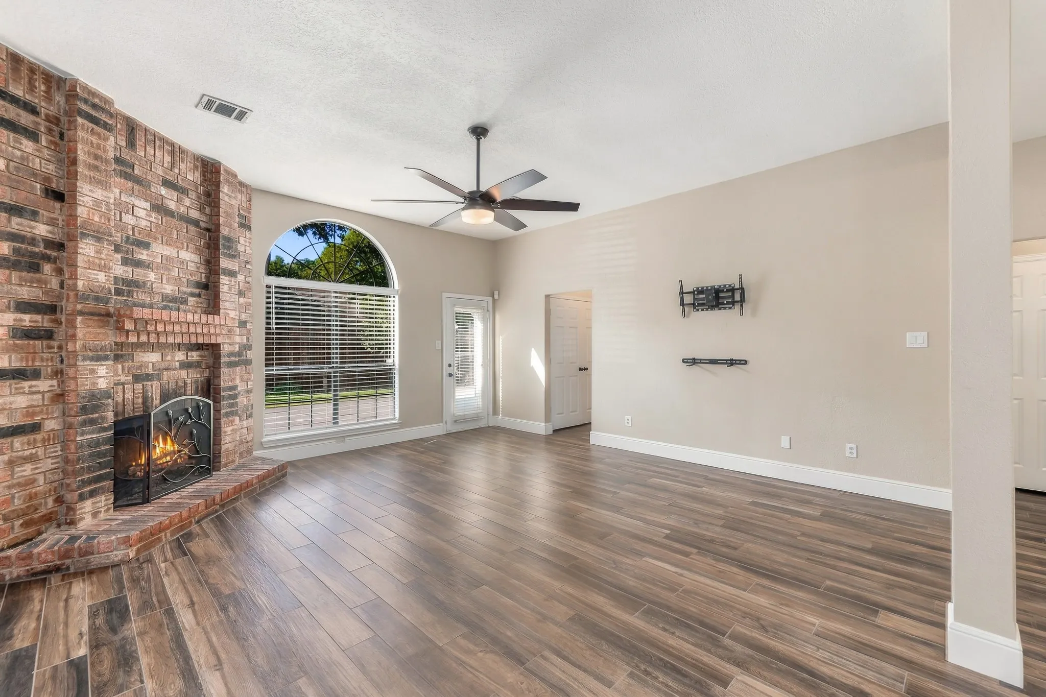 Single Family Residence For Rent in Tarrant County , 515 Post Oak Road, Grapevine, Texas 76051, 3 Bedroom, 2 Bathroom, 2 Garage spaces, 1,537 Sqft, built in 1986, mls#21387647, Real Estate Agent in Grapevine, Homes For Rent in Tarrant county, Homes For Rent in Grapevine, Realtor in Grapevine Texas, Real Estate Brokerage Independent Realty Texas, Luminita Cordes Realtor