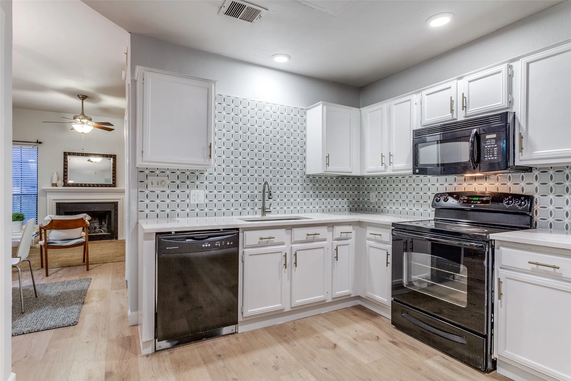 Condominium For Rent in Dallas County , 3904 Rawlins Street 111, Dallas, Texas 75219, 2 Bedroom, 3 Bathroom, Garage spaces, 1,077 Sqft, built in 1981, mls#21394106, Real Estate Agent in Dallas, Homes For Rent in Dallas county, Homes For Rent in Dallas, Realtor in Dallas Texas, Real Estate Brokerage Independent Realty Texas, Luminita Cordes Realtor