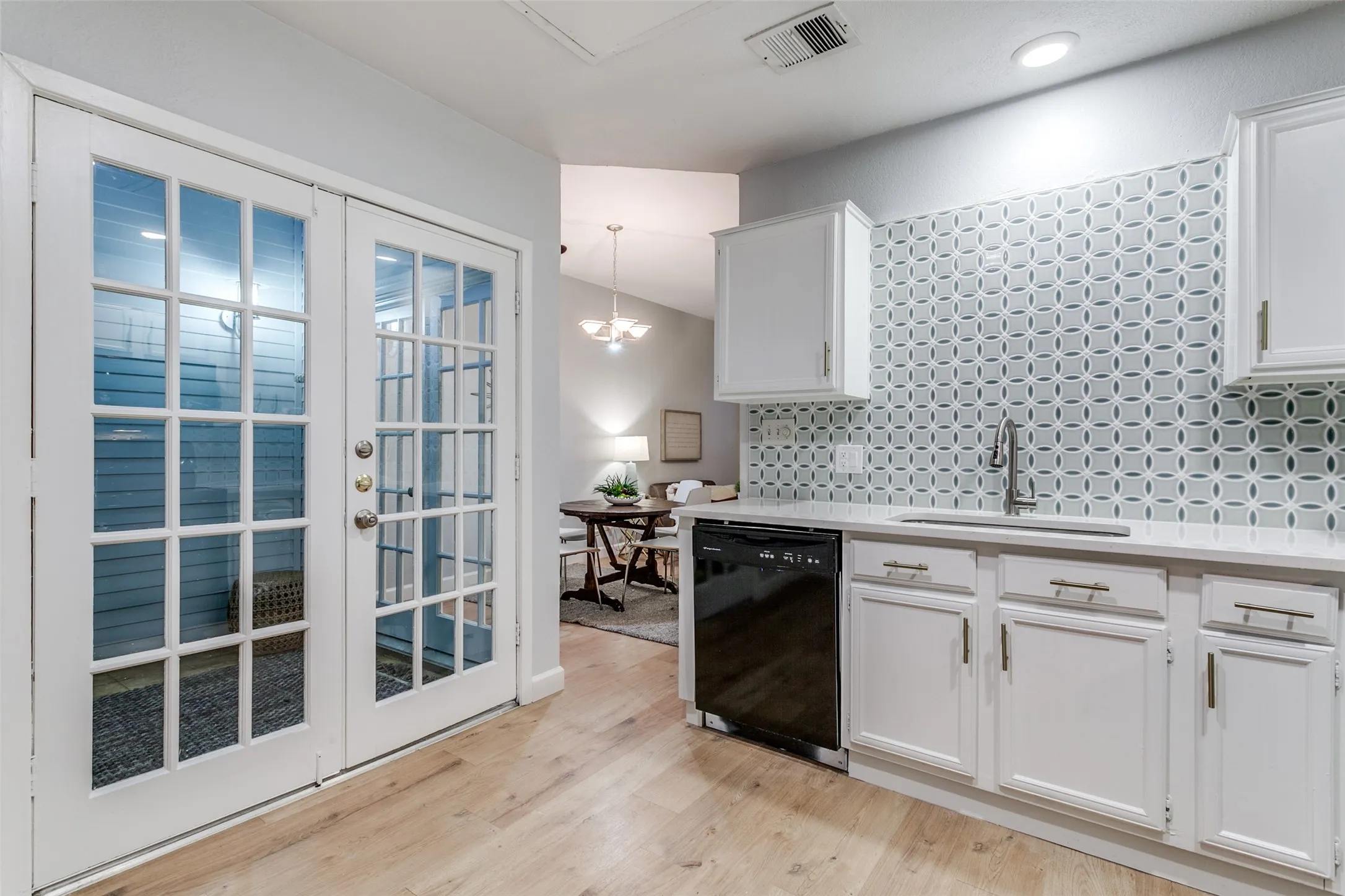Condominium For Rent in Dallas County , 3904 Rawlins Street 111, Dallas, Texas 75219, 2 Bedroom, 3 Bathroom, Garage spaces, 1,077 Sqft, built in 1981, mls#21394106, Real Estate Agent in Dallas, Homes For Rent in Dallas county, Homes For Rent in Dallas, Realtor in Dallas Texas, Real Estate Brokerage Independent Realty Texas, Luminita Cordes Realtor