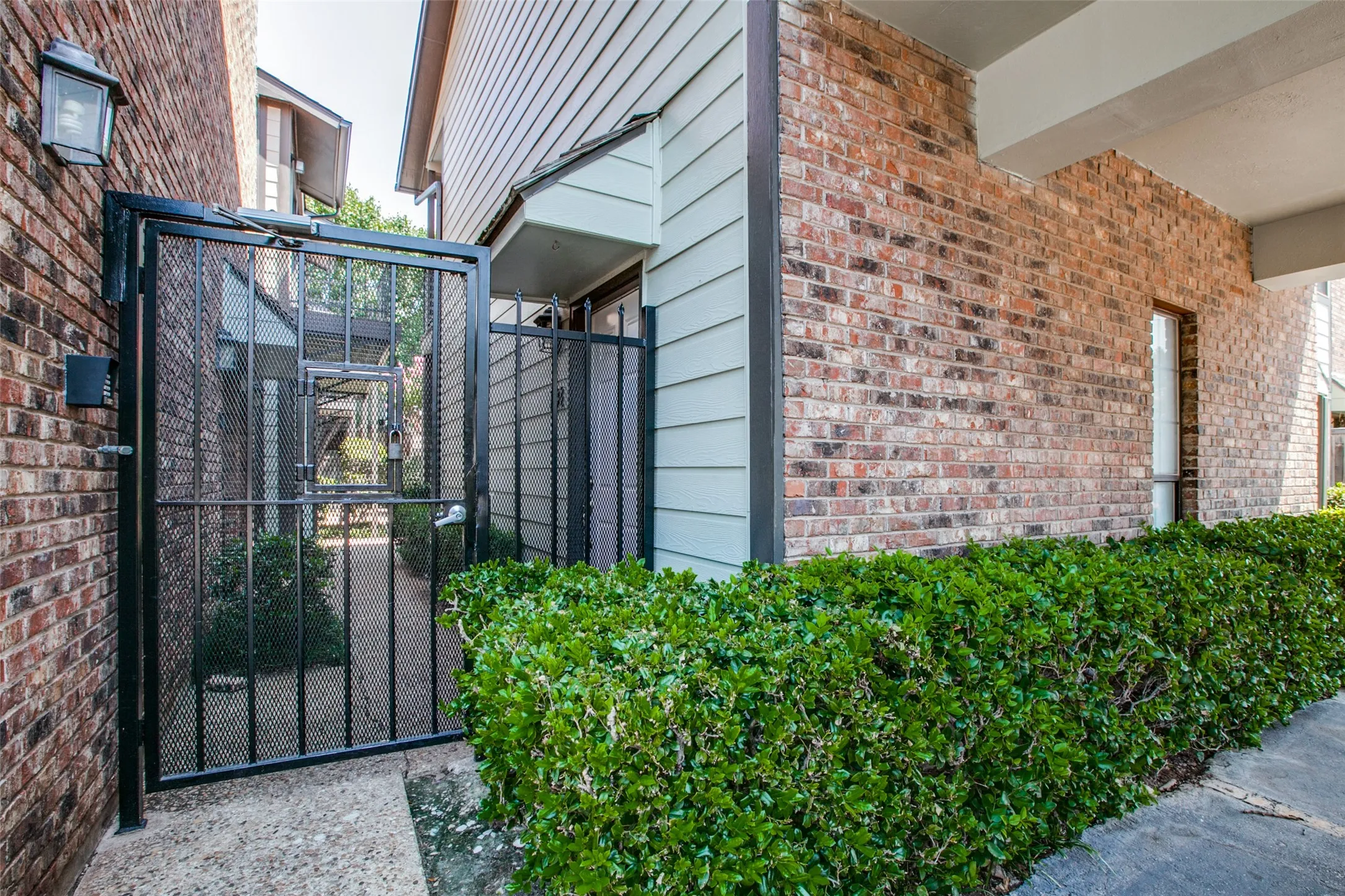 Condominium For Rent in Dallas County , 3904 Rawlins Street 111, Dallas, Texas 75219, 2 Bedroom, 3 Bathroom, Garage spaces, 1,077 Sqft, built in 1981, mls#21394106, Real Estate Agent in Dallas, Homes For Rent in Dallas county, Homes For Rent in Dallas, Realtor in Dallas Texas, Real Estate Brokerage Independent Realty Texas, Luminita Cordes Realtor