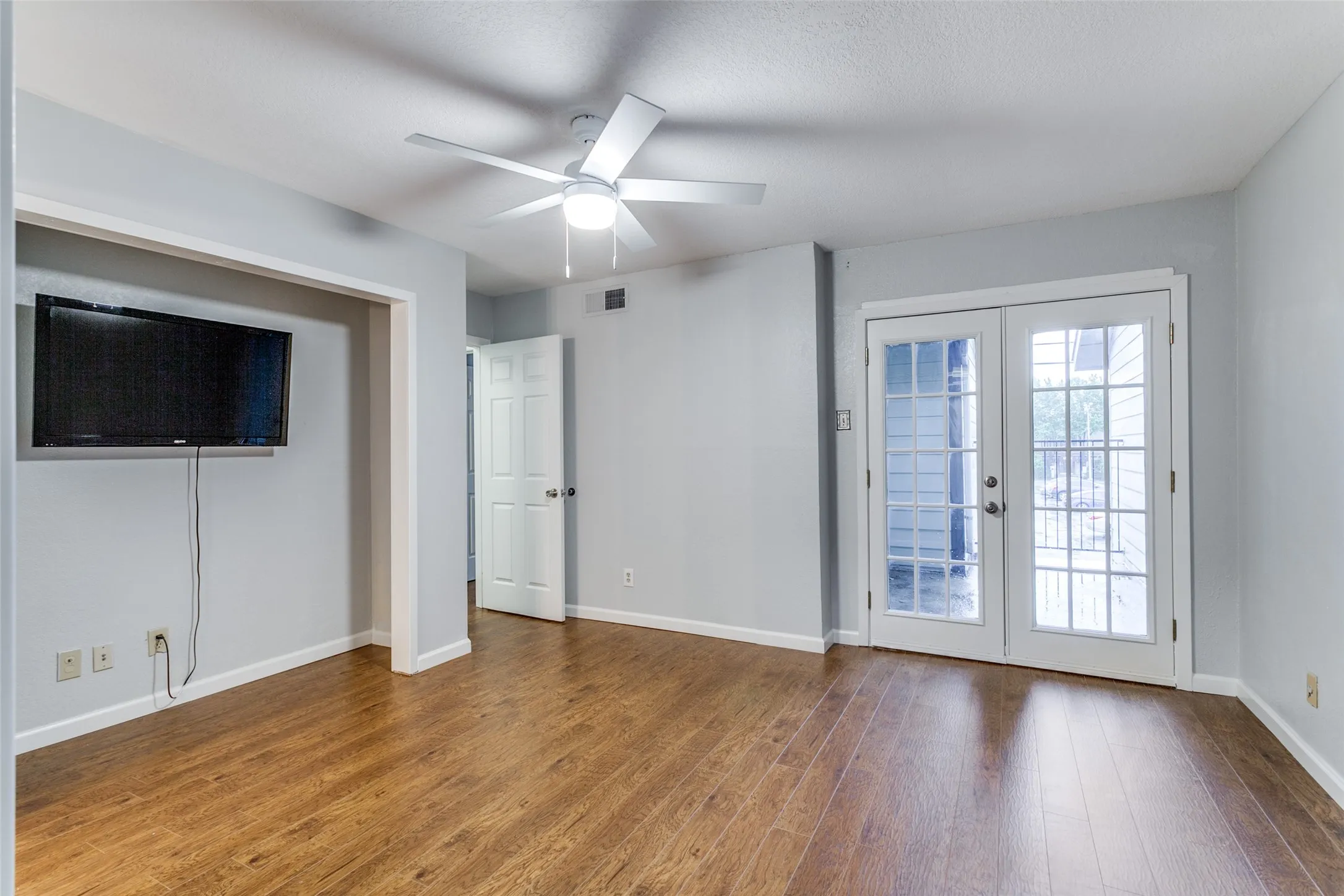 Condominium For Rent in Dallas County , 3904 Rawlins Street 111, Dallas, Texas 75219, 2 Bedroom, 3 Bathroom, Garage spaces, 1,077 Sqft, built in 1981, mls#21394106, Real Estate Agent in Dallas, Homes For Rent in Dallas county, Homes For Rent in Dallas, Realtor in Dallas Texas, Real Estate Brokerage Independent Realty Texas, Luminita Cordes Realtor