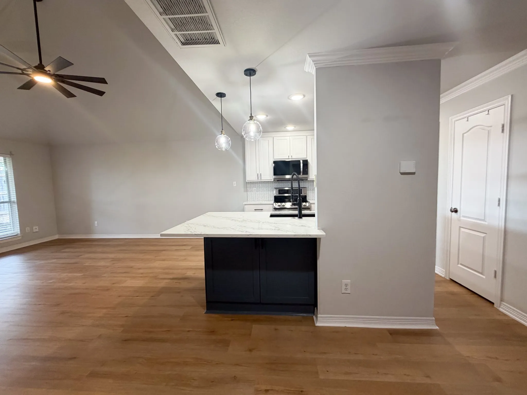 Townhouse For Rent in Ellis County , 2 Country Club Place, Waxahachie, Texas 75165, 3 Bedroom, 2 Bathroom, 2 Garage spaces, 1,634 Sqft, built in 1998, mls#21400907, Real Estate Agent in Waxahachie, Homes For Rent in Ellis county, Homes For Rent in Waxahachie, Realtor in Waxahachie Texas, Real Estate Brokerage Independent Realty Texas, Luminita Cordes Realtor