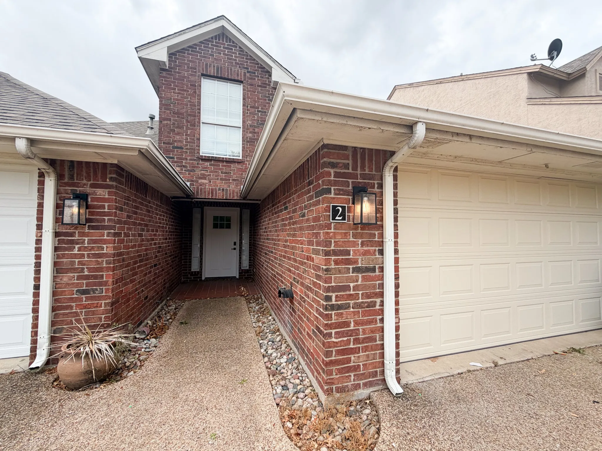 Townhouse For Rent in Ellis County , 2 Country Club Place, Waxahachie, Texas 75165, 3 Bedroom, 2 Bathroom, 2 Garage spaces, 1,634 Sqft, built in 1998, mls#21400907, Real Estate Agent in Waxahachie, Homes For Rent in Ellis county, Homes For Rent in Waxahachie, Realtor in Waxahachie Texas, Real Estate Brokerage Independent Realty Texas, Luminita Cordes Realtor