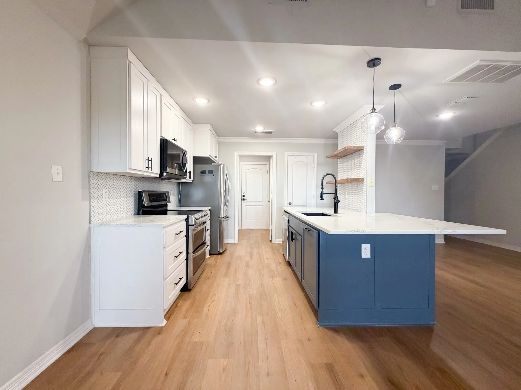 Townhouse For Rent in Ellis County , 2 Country Club Place, Waxahachie, Texas 75165, 3 Bedroom, 2 Bathroom, 2 Garage spaces, 1,634 Sqft, built in 1998, mls#21400907, Real Estate Agent in Waxahachie, Homes For Rent in Ellis county, Homes For Rent in Waxahachie, Realtor in Waxahachie Texas, Real Estate Brokerage Independent Realty Texas, Luminita Cordes Realtor