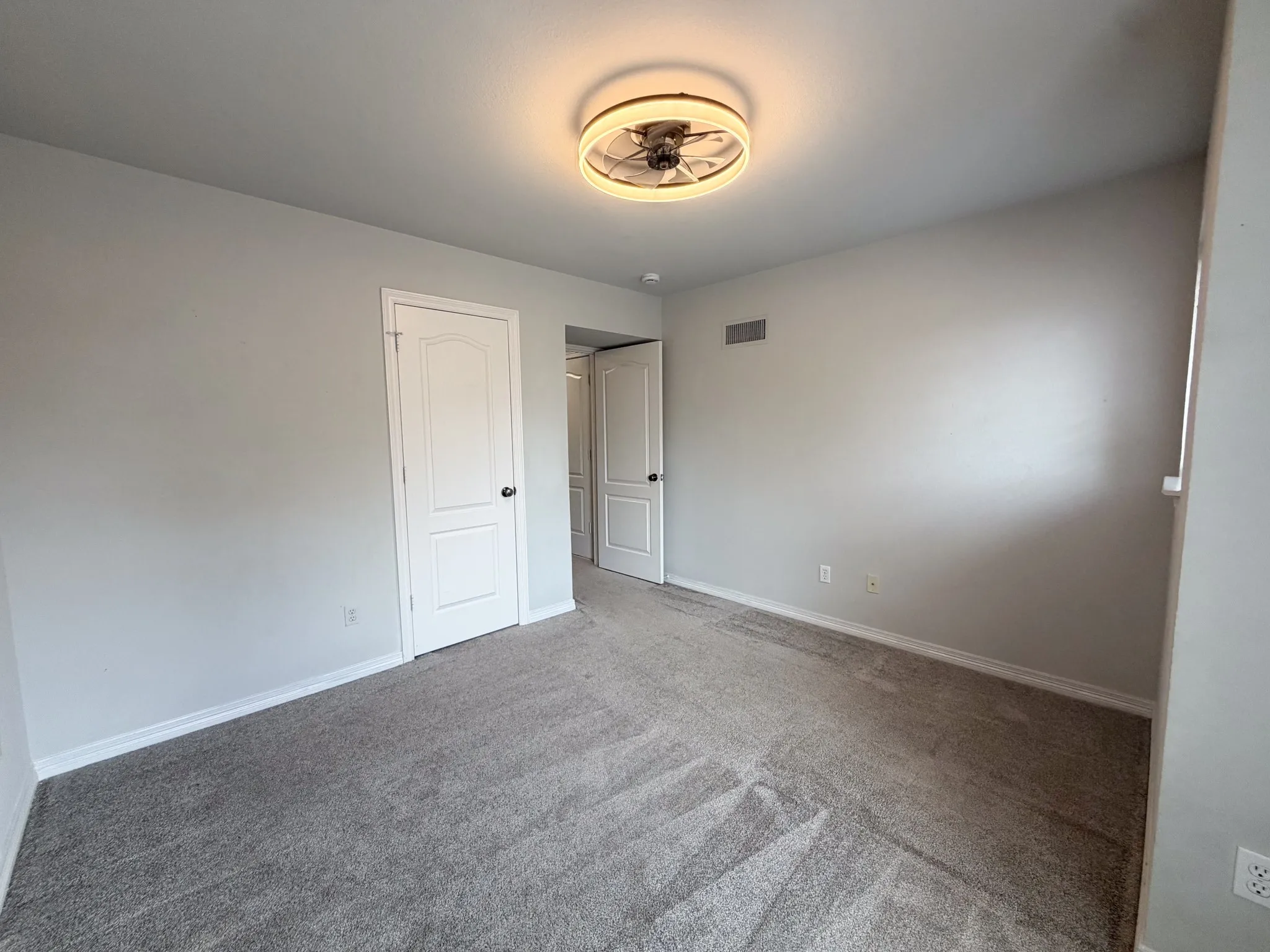 Townhouse For Rent in Ellis County , 2 Country Club Place, Waxahachie, Texas 75165, 3 Bedroom, 2 Bathroom, 2 Garage spaces, 1,634 Sqft, built in 1998, mls#21400907, Real Estate Agent in Waxahachie, Homes For Rent in Ellis county, Homes For Rent in Waxahachie, Realtor in Waxahachie Texas, Real Estate Brokerage Independent Realty Texas, Luminita Cordes Realtor