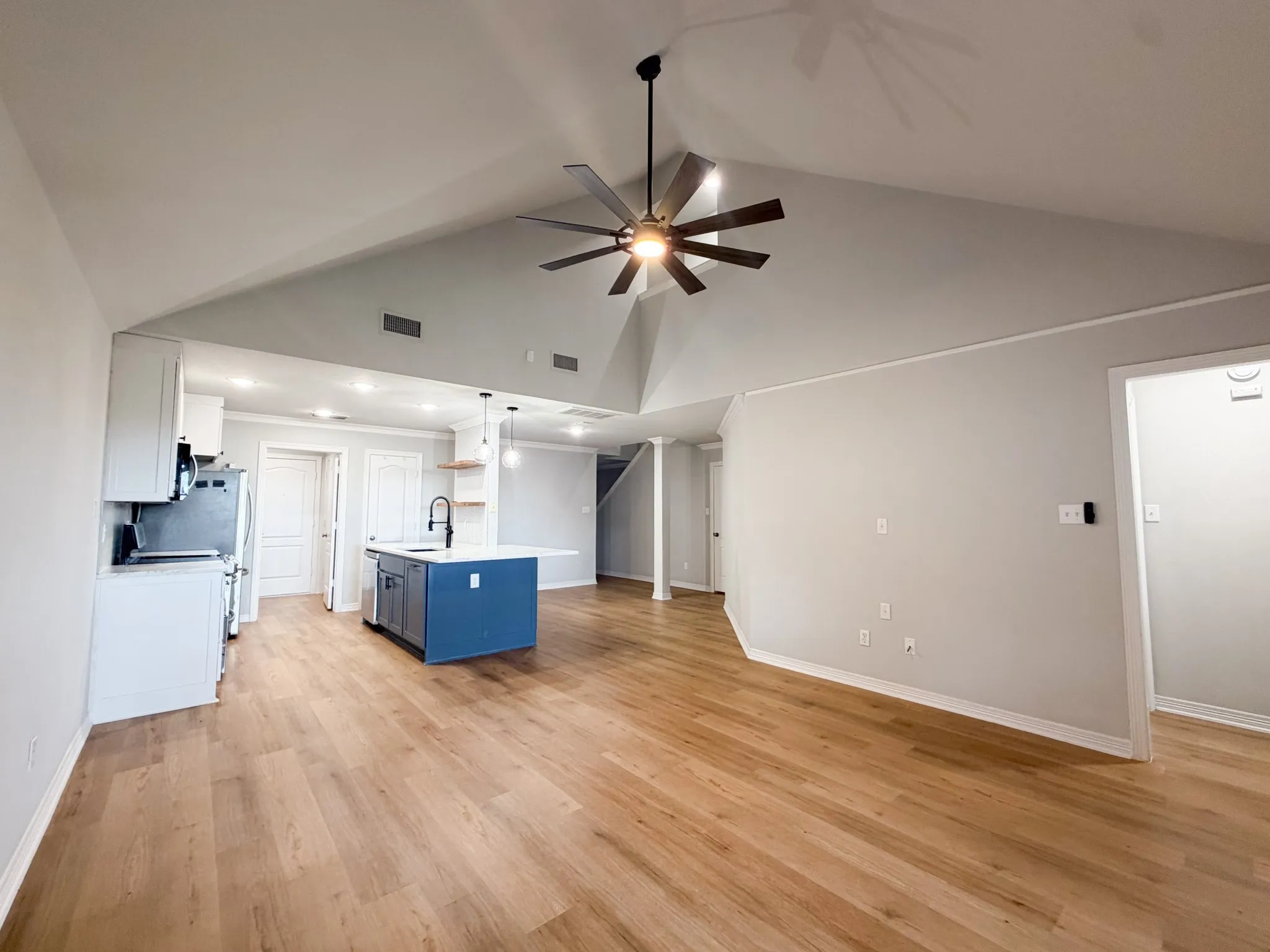 Townhouse For Rent in Ellis County , 2 Country Club Place, Waxahachie, Texas 75165, 3 Bedroom, 2 Bathroom, 2 Garage spaces, 1,634 Sqft, built in 1998, mls#21400907, Real Estate Agent in Waxahachie, Homes For Rent in Ellis county, Homes For Rent in Waxahachie, Realtor in Waxahachie Texas, Real Estate Brokerage Independent Realty Texas, Luminita Cordes Realtor