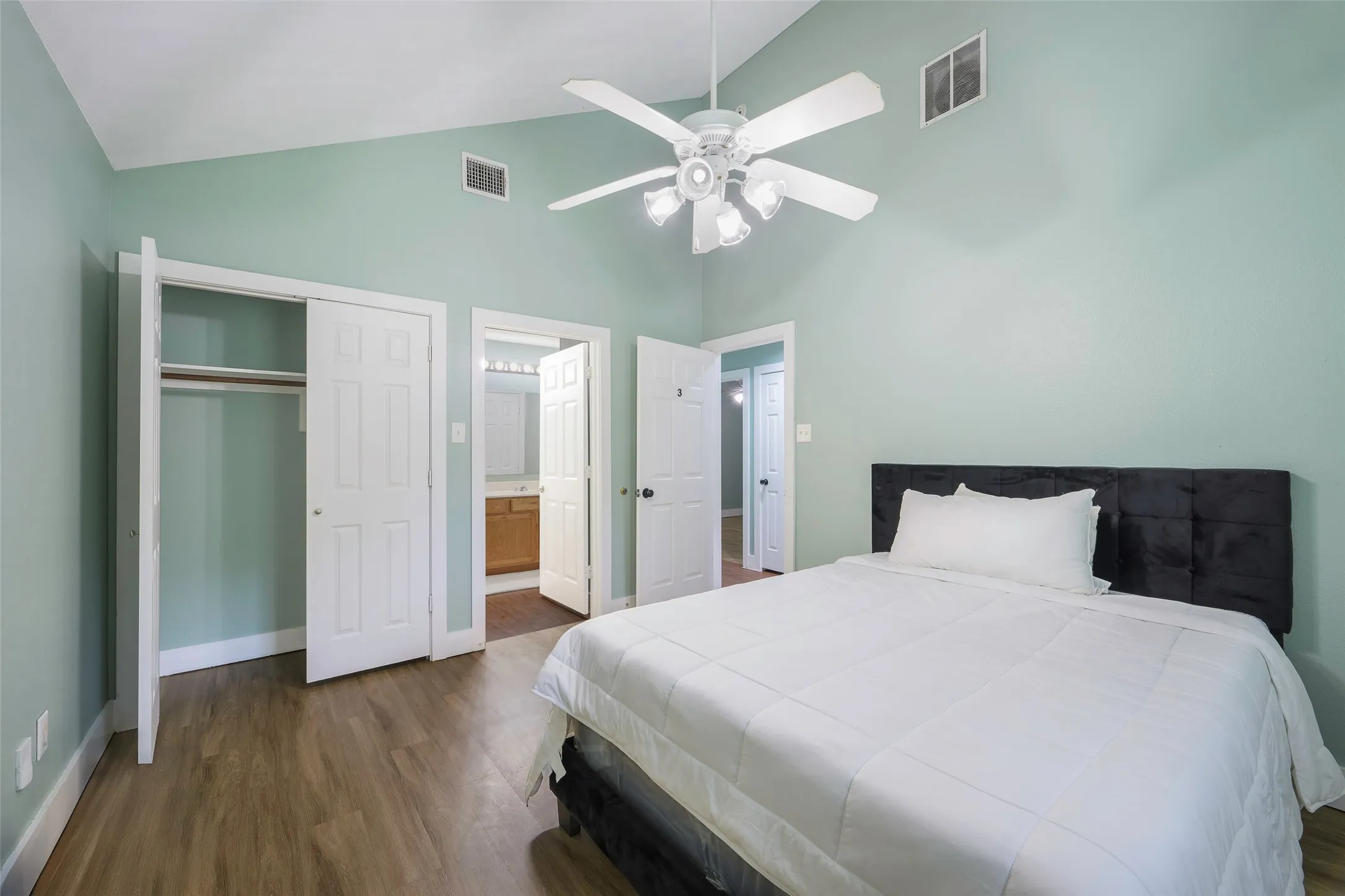 Single Family Residence For Sale in Dallas County , 1226 E Woodin Boulevard, Dallas, Texas 75216, 4 Bedroom, 2 Bathroom, 1 Garage spaces, 1,750 Sqft, built in 2013, mls#21400906, Real Estate Agent in Dallas, Homes For Sale in Dallas county, Homes For Sale in Dallas, Realtor in Dallas Texas, Real Estate Brokerage Independent Realty Texas, Luminita Cordes Realtor