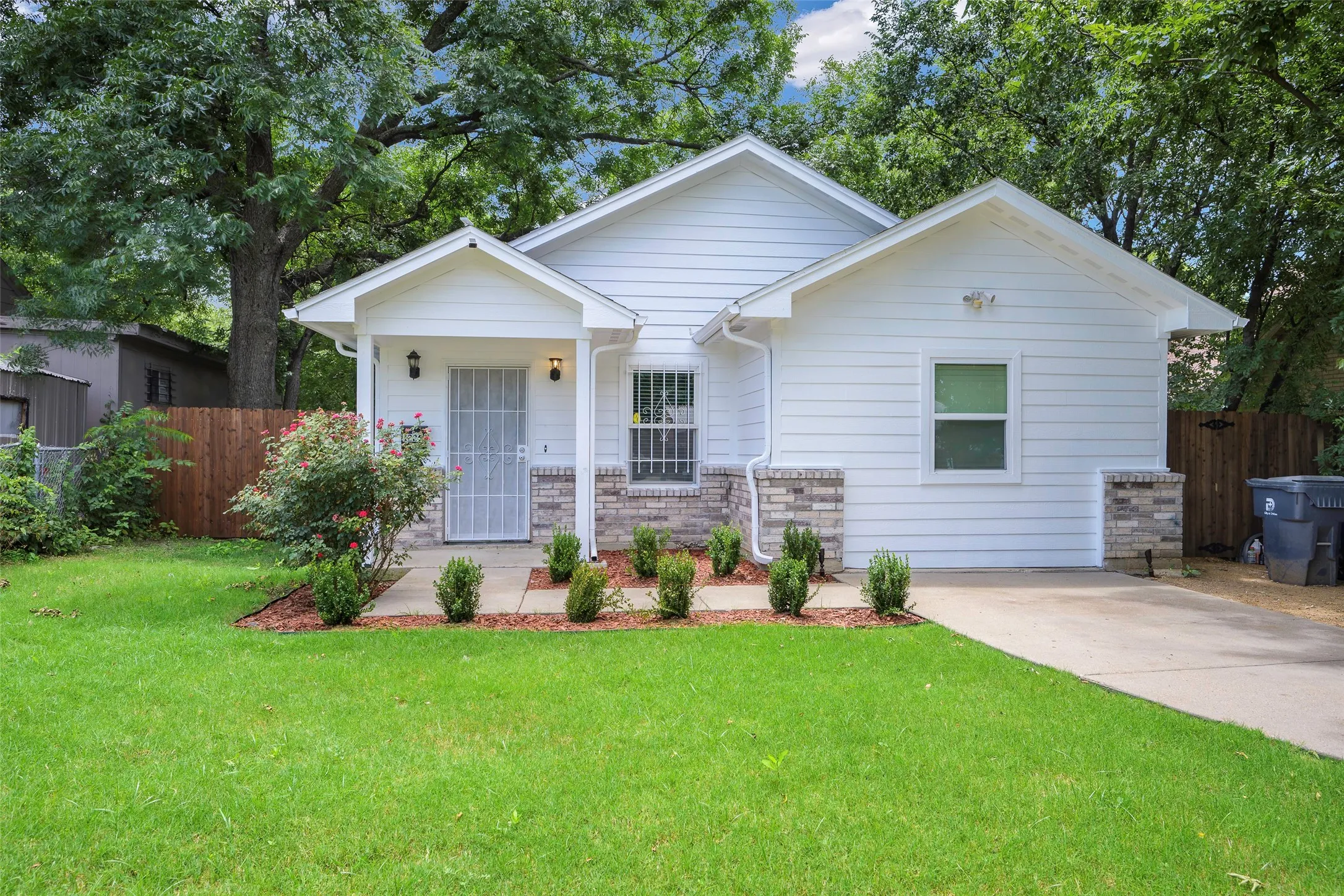 Single Family Residence For Sale in Dallas County , 1226 E Woodin Boulevard, Dallas, Texas 75216, 4 Bedroom, 2 Bathroom, 1 Garage spaces, 1,750 Sqft, built in 2013, mls#21400906, Real Estate Agent in Dallas, Homes For Sale in Dallas county, Homes For Sale in Dallas, Realtor in Dallas Texas, Real Estate Brokerage Independent Realty Texas, Luminita Cordes Realtor