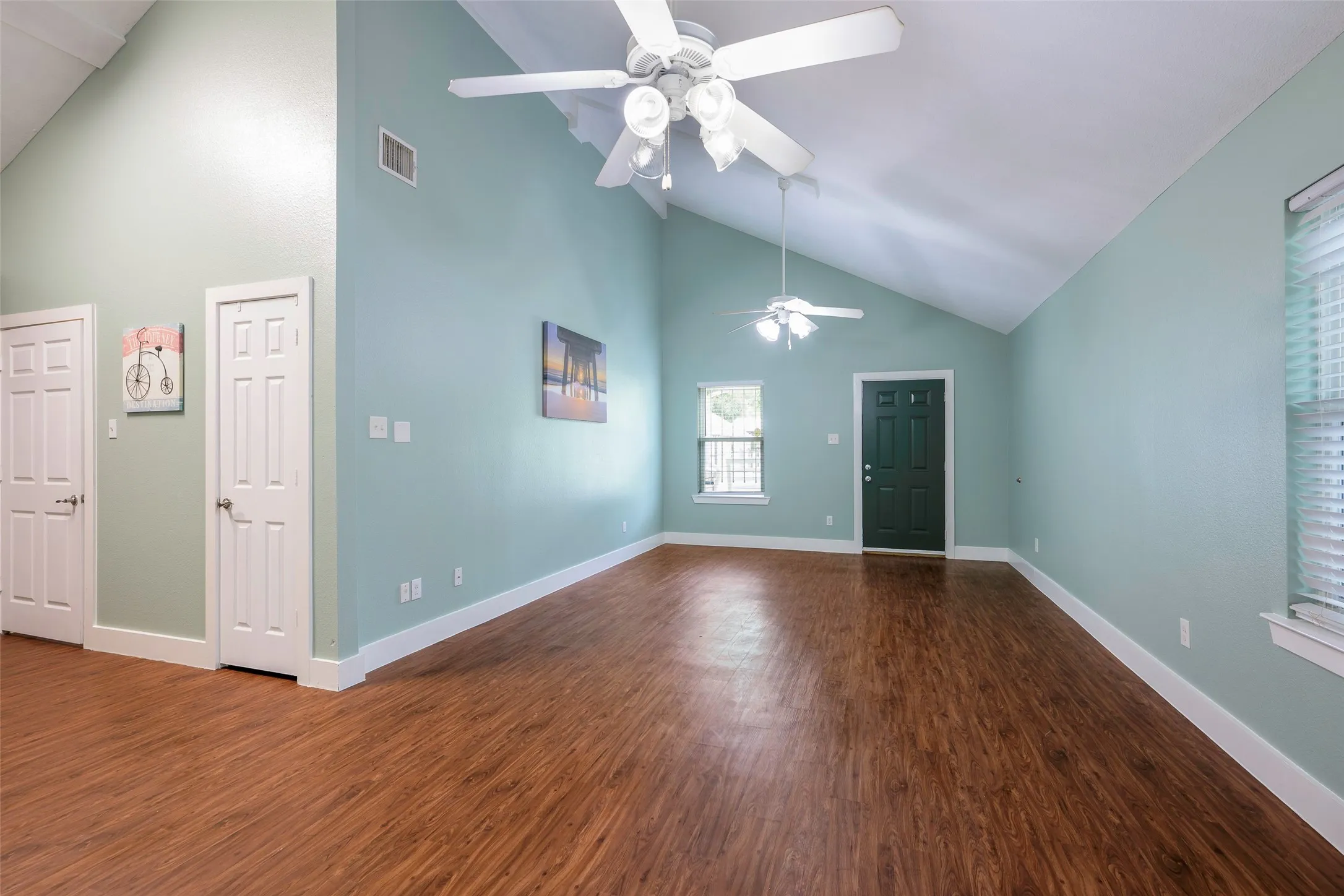 Single Family Residence For Sale in Dallas County , 1226 E Woodin Boulevard, Dallas, Texas 75216, 4 Bedroom, 2 Bathroom, 1 Garage spaces, 1,750 Sqft, built in 2013, mls#21400906, Real Estate Agent in Dallas, Homes For Sale in Dallas county, Homes For Sale in Dallas, Realtor in Dallas Texas, Real Estate Brokerage Independent Realty Texas, Luminita Cordes Realtor