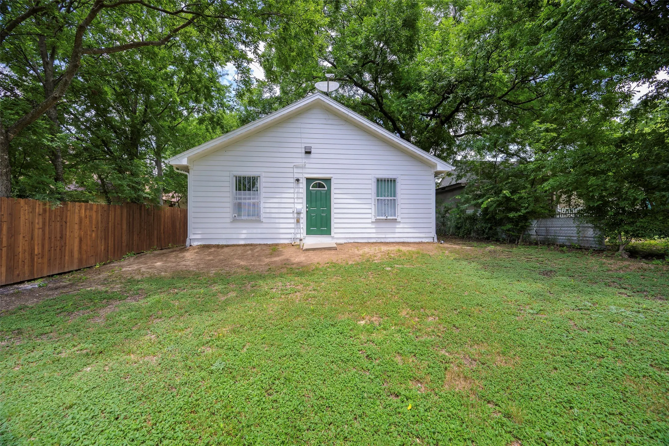 Single Family Residence For Sale in Dallas County , 1226 E Woodin Boulevard, Dallas, Texas 75216, 4 Bedroom, 2 Bathroom, 1 Garage spaces, 1,750 Sqft, built in 2013, mls#21400906, Real Estate Agent in Dallas, Homes For Sale in Dallas county, Homes For Sale in Dallas, Realtor in Dallas Texas, Real Estate Brokerage Independent Realty Texas, Luminita Cordes Realtor