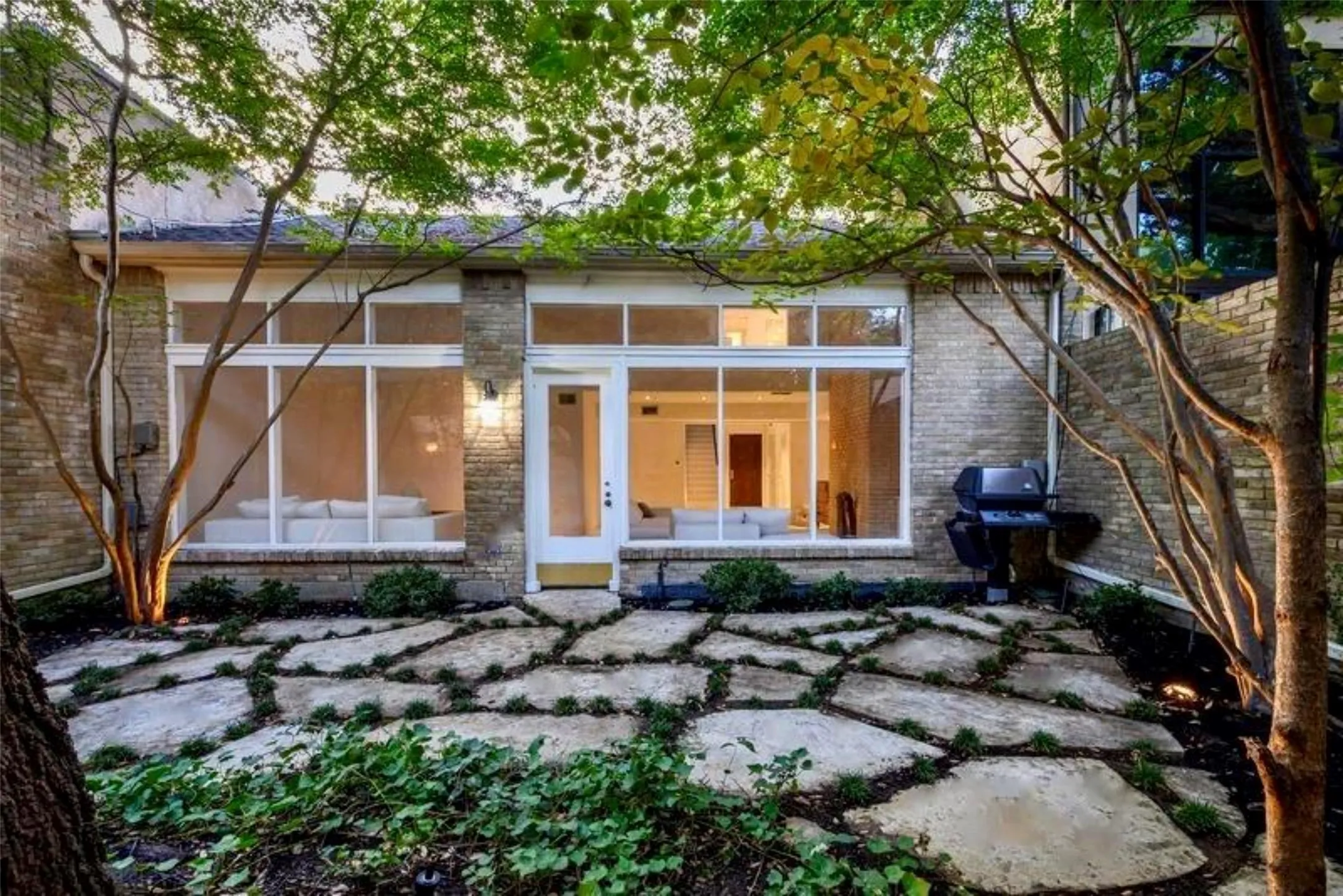 Single Family Residence For Sale in Dallas County , 4650 Christopher Place, Dallas, Texas 75204, 2 Bedroom, 3 Bathroom, 2 Garage spaces, 2,585 Sqft, built in 1969, mls#21400382, Real Estate Agent in Dallas, Homes For Sale in Dallas county, Homes For Sale in Dallas, Realtor in Dallas Texas, Real Estate Brokerage Independent Realty Texas, Luminita Cordes Realtor