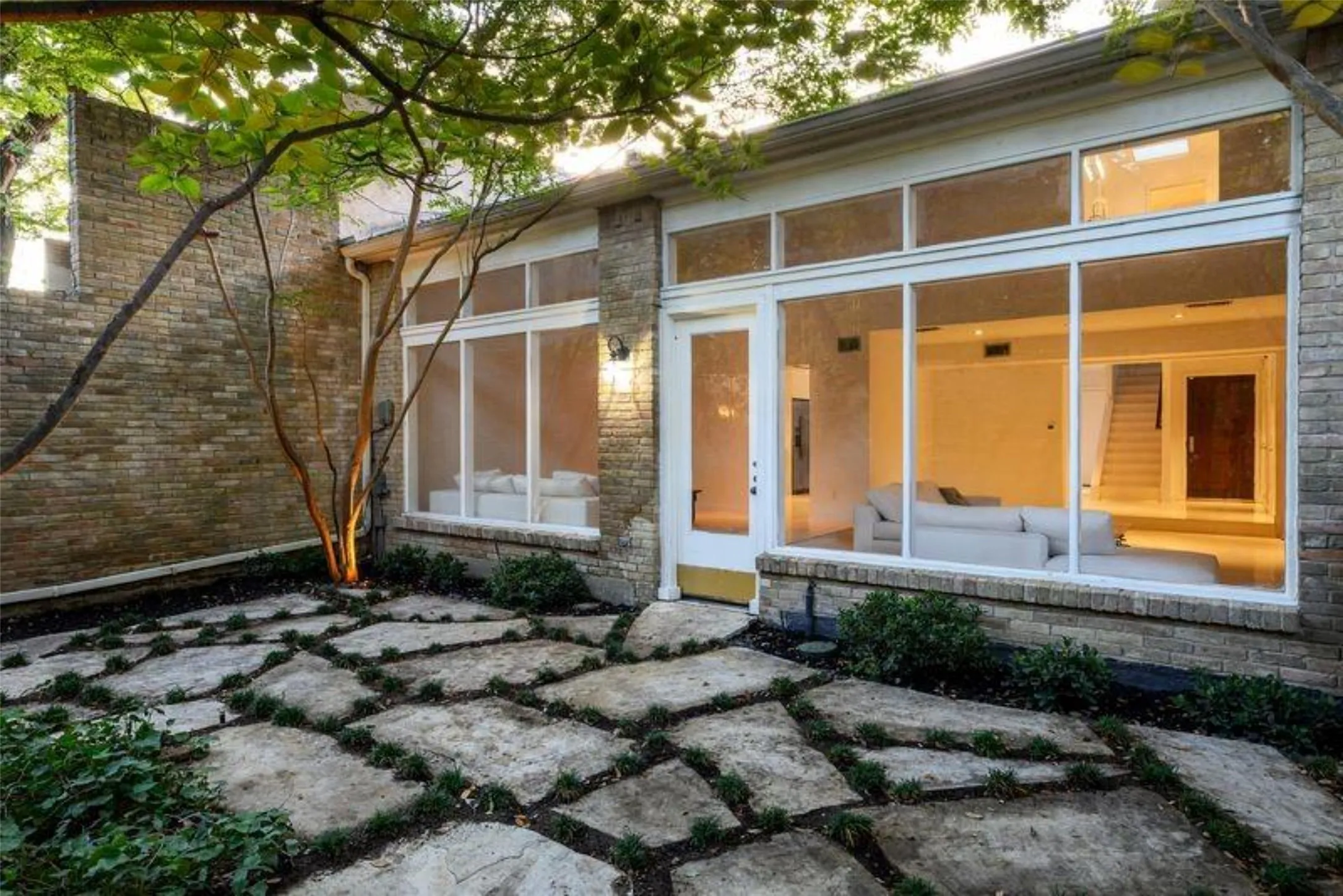 Single Family Residence For Sale in Dallas County , 4650 Christopher Place, Dallas, Texas 75204, 2 Bedroom, 3 Bathroom, 2 Garage spaces, 2,585 Sqft, built in 1969, mls#21400382, Real Estate Agent in Dallas, Homes For Sale in Dallas county, Homes For Sale in Dallas, Realtor in Dallas Texas, Real Estate Brokerage Independent Realty Texas, Luminita Cordes Realtor