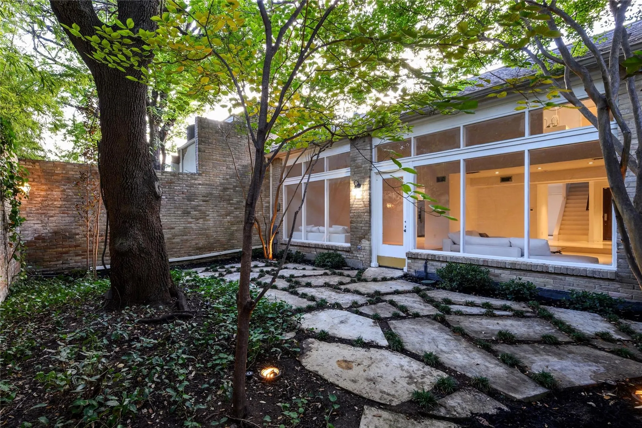 Single Family Residence For Sale in Dallas County , 4650 Christopher Place, Dallas, Texas 75204, 2 Bedroom, 3 Bathroom, 2 Garage spaces, 2,585 Sqft, built in 1969, mls#21400382, Real Estate Agent in Dallas, Homes For Sale in Dallas county, Homes For Sale in Dallas, Realtor in Dallas Texas, Real Estate Brokerage Independent Realty Texas, Luminita Cordes Realtor