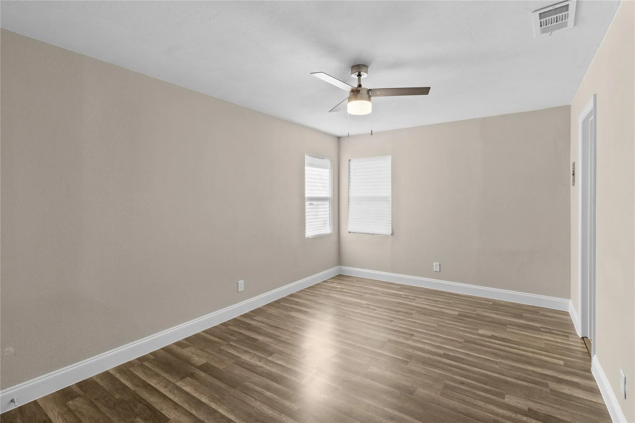 Single Family Residence For Rent in Tarrant County , 2907 Clinton Avenue, Fort Worth, Texas 76106, 3 Bedroom, 2 Bathroom, 2 Garage spaces, 1,199 Sqft, built in 1956, mls#21400910, Real Estate Agent in Fort Worth, Homes For Rent in Tarrant county, Homes For Rent in Fort Worth, Realtor in Fort Worth Texas, Real Estate Brokerage Independent Realty Texas, Luminita Cordes Realtor