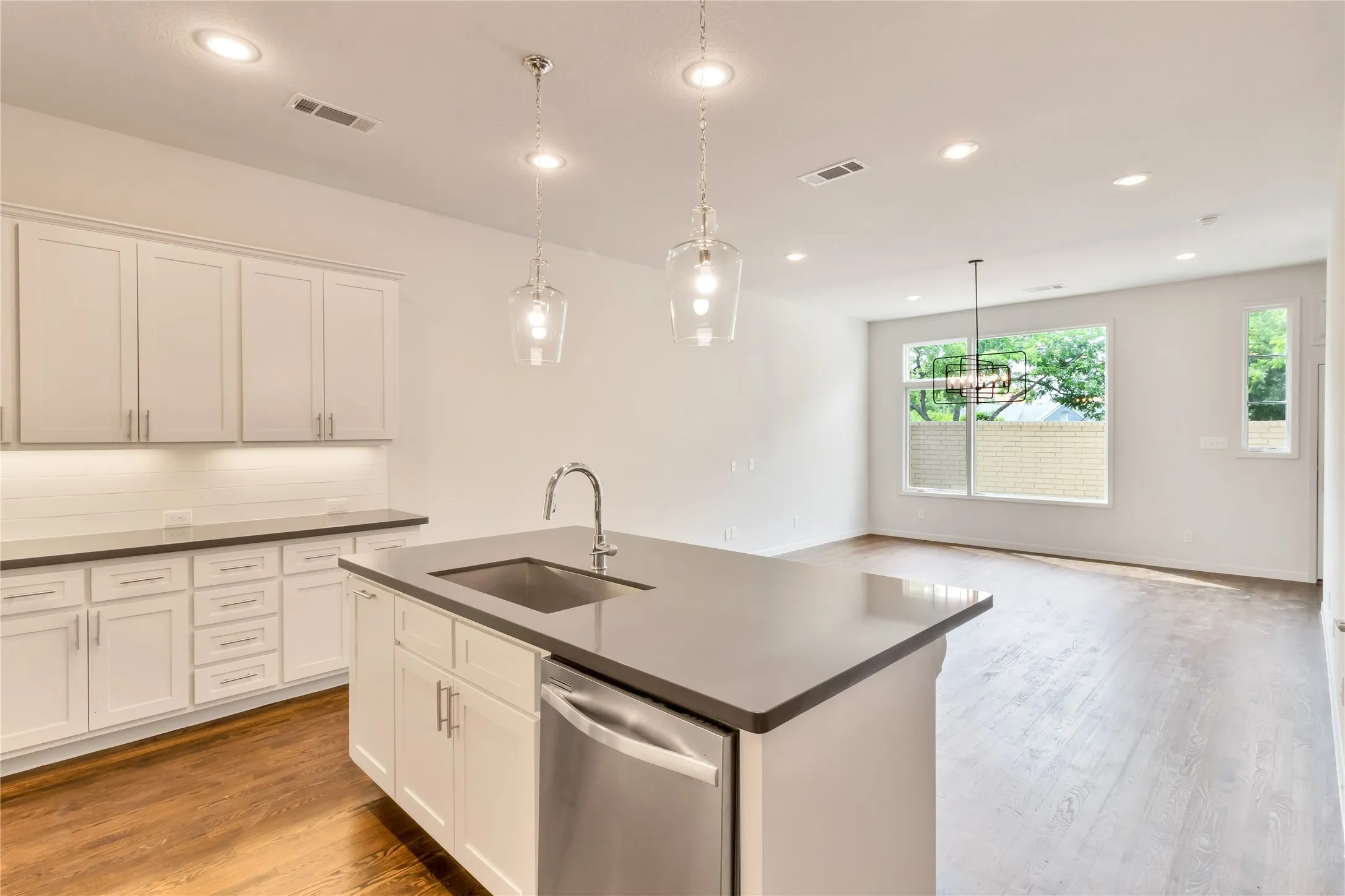 Townhouse For Sale in Tarrant County , 3634 Tulsa Way, Fort Worth, Texas 76107, 3 Bedroom, 3 Bathroom, 2 Garage spaces, 1,836 Sqft, built in 2016, mls#21400911, Real Estate Agent in Fort Worth, Homes For Sale in Tarrant county, Homes For Sale in Fort Worth, Realtor in Fort Worth Texas, Real Estate Brokerage Independent Realty Texas, Luminita Cordes Realtor