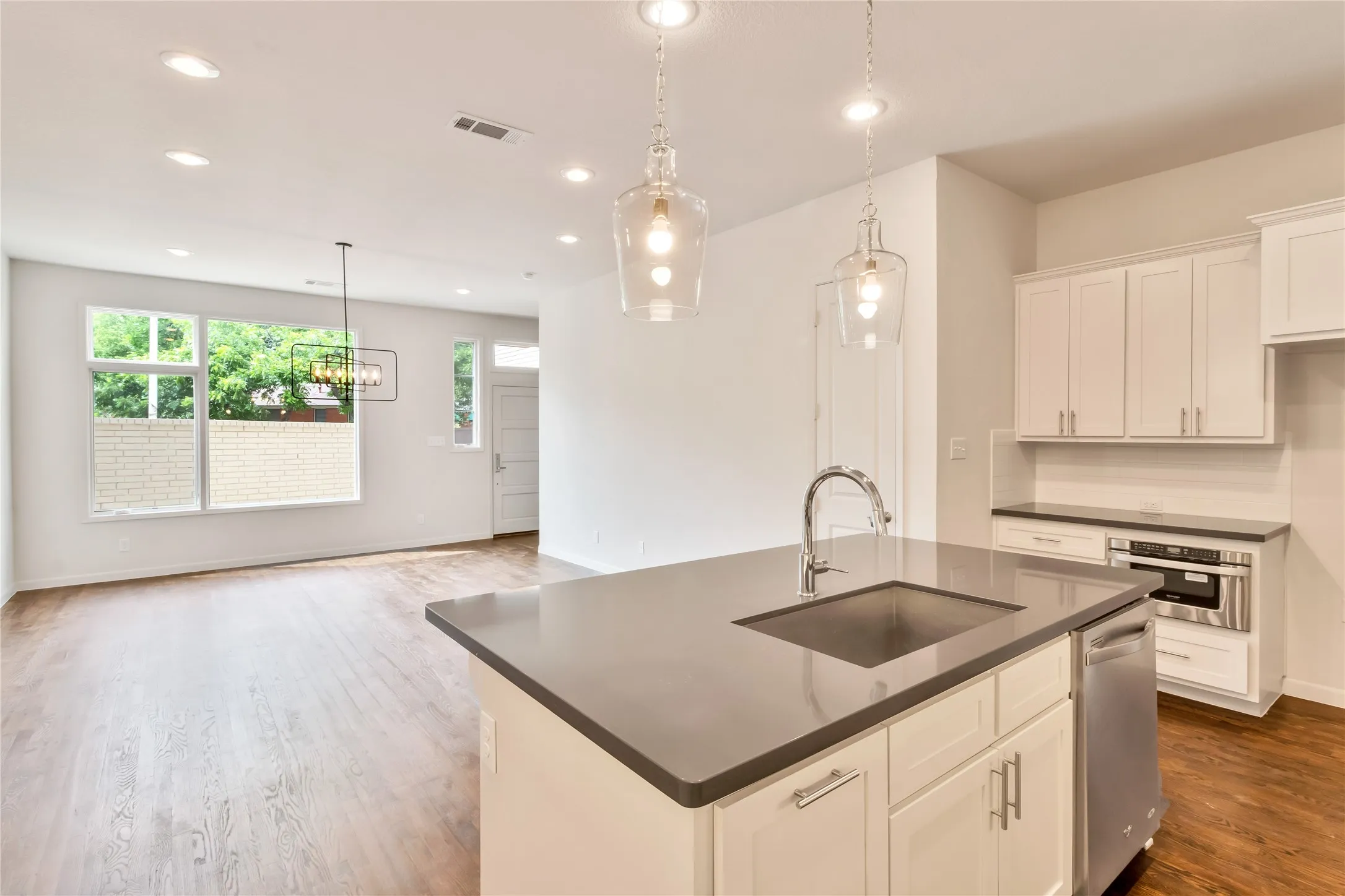 Townhouse For Sale in Tarrant County , 3634 Tulsa Way, Fort Worth, Texas 76107, 3 Bedroom, 3 Bathroom, 2 Garage spaces, 1,836 Sqft, built in 2016, mls#21400911, Real Estate Agent in Fort Worth, Homes For Sale in Tarrant county, Homes For Sale in Fort Worth, Realtor in Fort Worth Texas, Real Estate Brokerage Independent Realty Texas, Luminita Cordes Realtor
