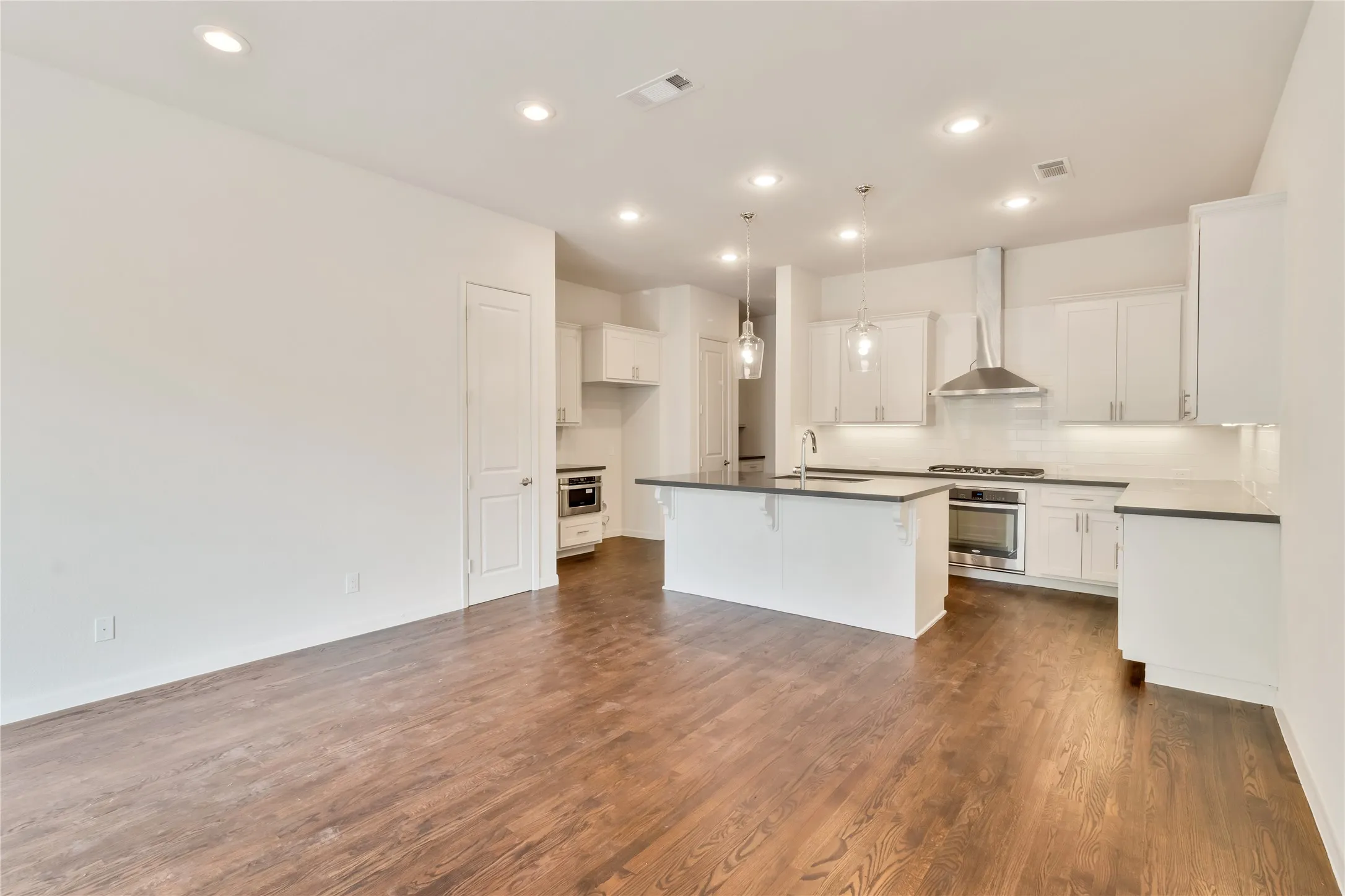 Townhouse For Sale in Tarrant County , 3634 Tulsa Way, Fort Worth, Texas 76107, 3 Bedroom, 3 Bathroom, 2 Garage spaces, 1,836 Sqft, built in 2016, mls#21400911, Real Estate Agent in Fort Worth, Homes For Sale in Tarrant county, Homes For Sale in Fort Worth, Realtor in Fort Worth Texas, Real Estate Brokerage Independent Realty Texas, Luminita Cordes Realtor