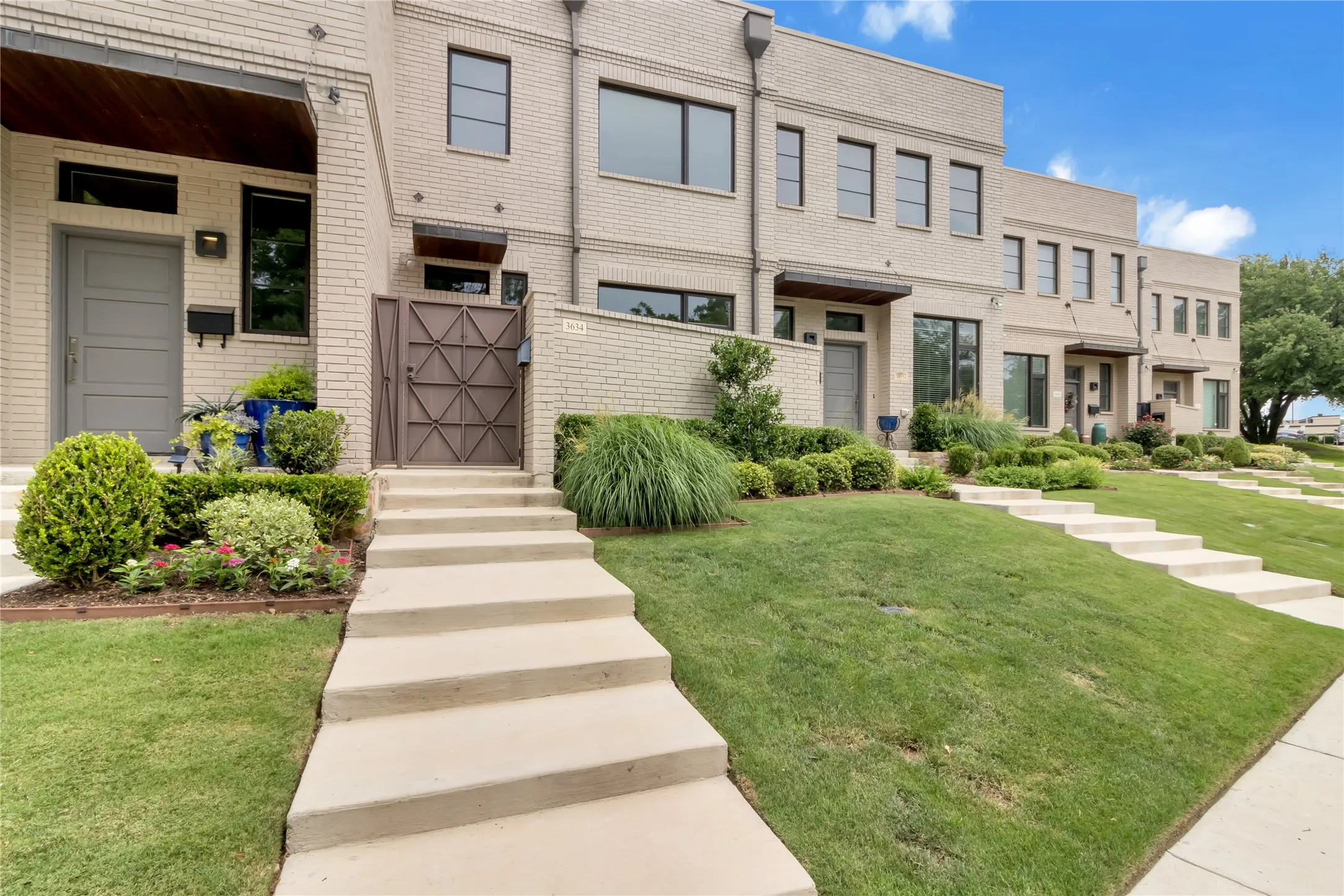 Townhouse For Sale in Tarrant County , 3634 Tulsa Way, Fort Worth, Texas 76107, 3 Bedroom, 3 Bathroom, 2 Garage spaces, 1,836 Sqft, built in 2016, mls#21400911, Real Estate Agent in Fort Worth, Homes For Sale in Tarrant county, Homes For Sale in Fort Worth, Realtor in Fort Worth Texas, Real Estate Brokerage Independent Realty Texas, Luminita Cordes Realtor