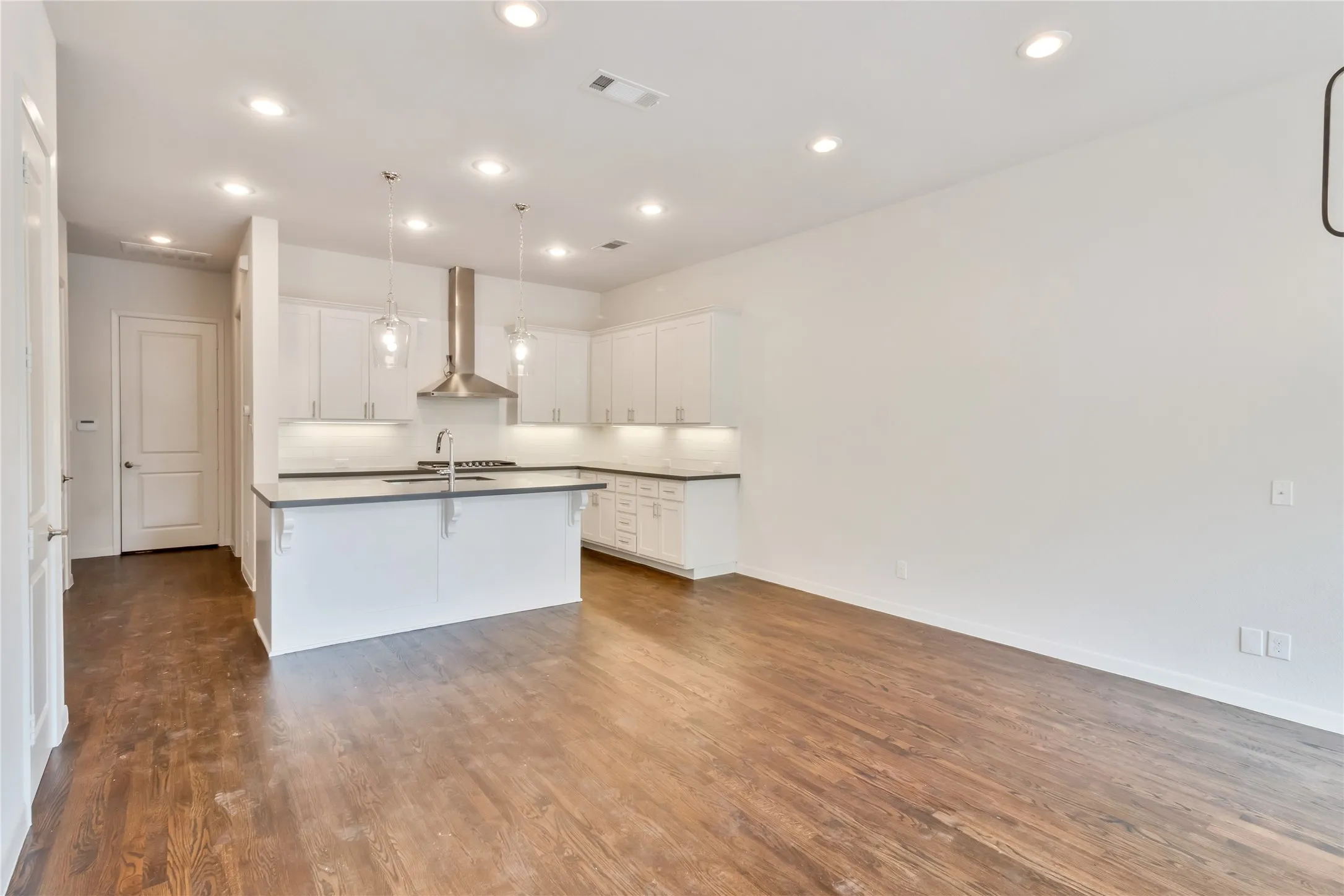 Townhouse For Sale in Tarrant County , 3634 Tulsa Way, Fort Worth, Texas 76107, 3 Bedroom, 3 Bathroom, 2 Garage spaces, 1,836 Sqft, built in 2016, mls#21400911, Real Estate Agent in Fort Worth, Homes For Sale in Tarrant county, Homes For Sale in Fort Worth, Realtor in Fort Worth Texas, Real Estate Brokerage Independent Realty Texas, Luminita Cordes Realtor