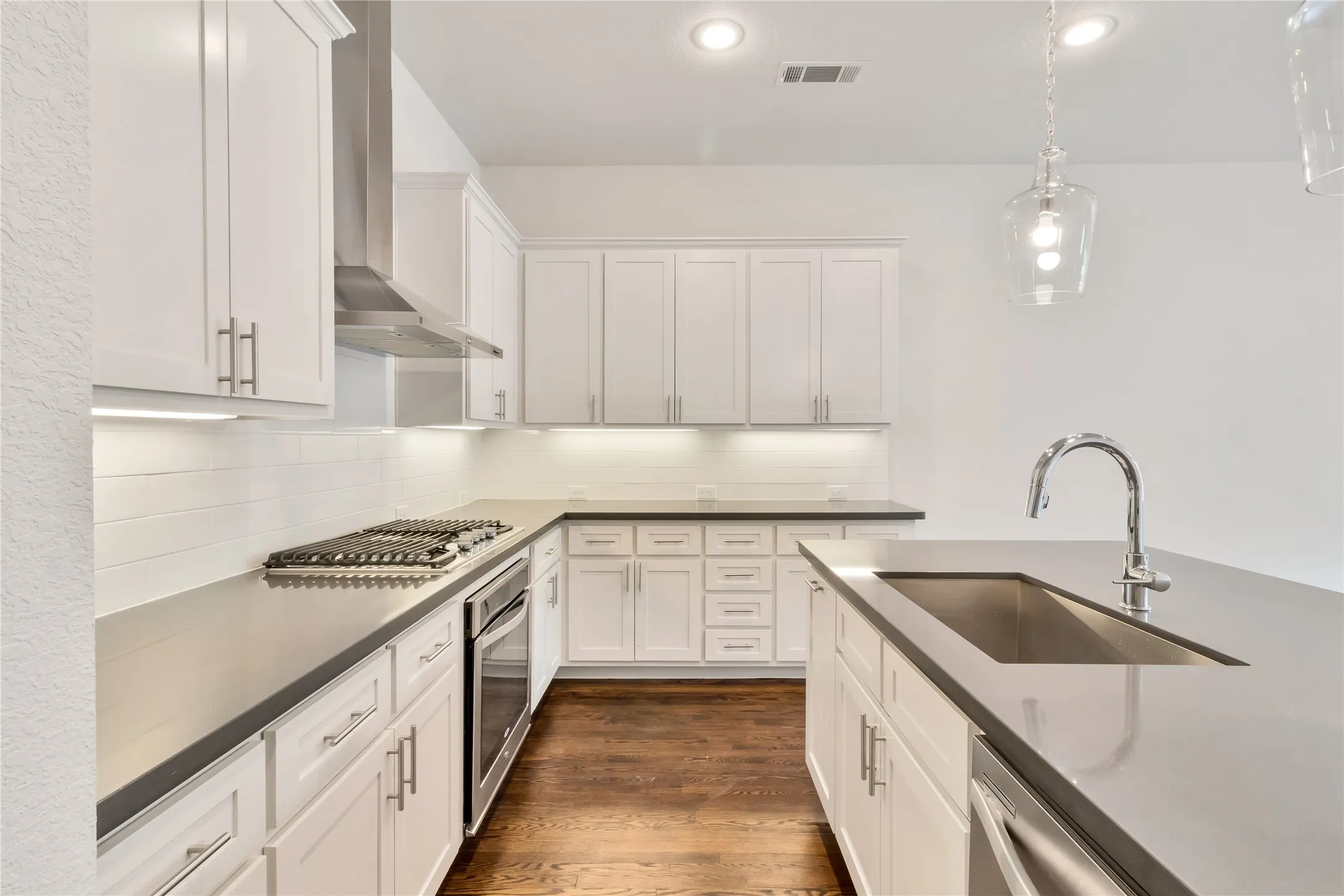 Townhouse For Sale in Tarrant County , 3634 Tulsa Way, Fort Worth, Texas 76107, 3 Bedroom, 3 Bathroom, 2 Garage spaces, 1,836 Sqft, built in 2016, mls#21400911, Real Estate Agent in Fort Worth, Homes For Sale in Tarrant county, Homes For Sale in Fort Worth, Realtor in Fort Worth Texas, Real Estate Brokerage Independent Realty Texas, Luminita Cordes Realtor