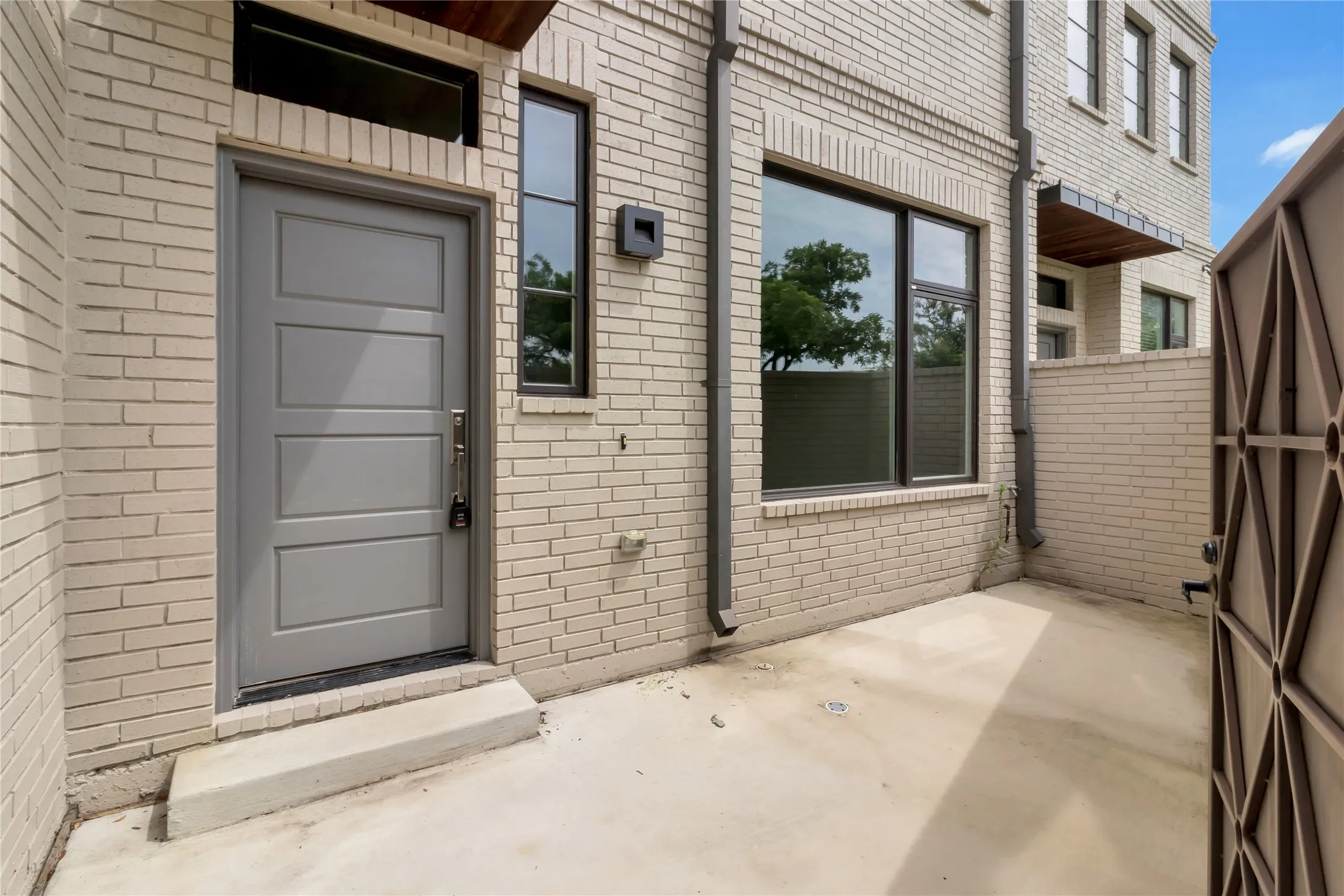 Townhouse For Sale in Tarrant County , 3634 Tulsa Way, Fort Worth, Texas 76107, 3 Bedroom, 3 Bathroom, 2 Garage spaces, 1,836 Sqft, built in 2016, mls#21400911, Real Estate Agent in Fort Worth, Homes For Sale in Tarrant county, Homes For Sale in Fort Worth, Realtor in Fort Worth Texas, Real Estate Brokerage Independent Realty Texas, Luminita Cordes Realtor
