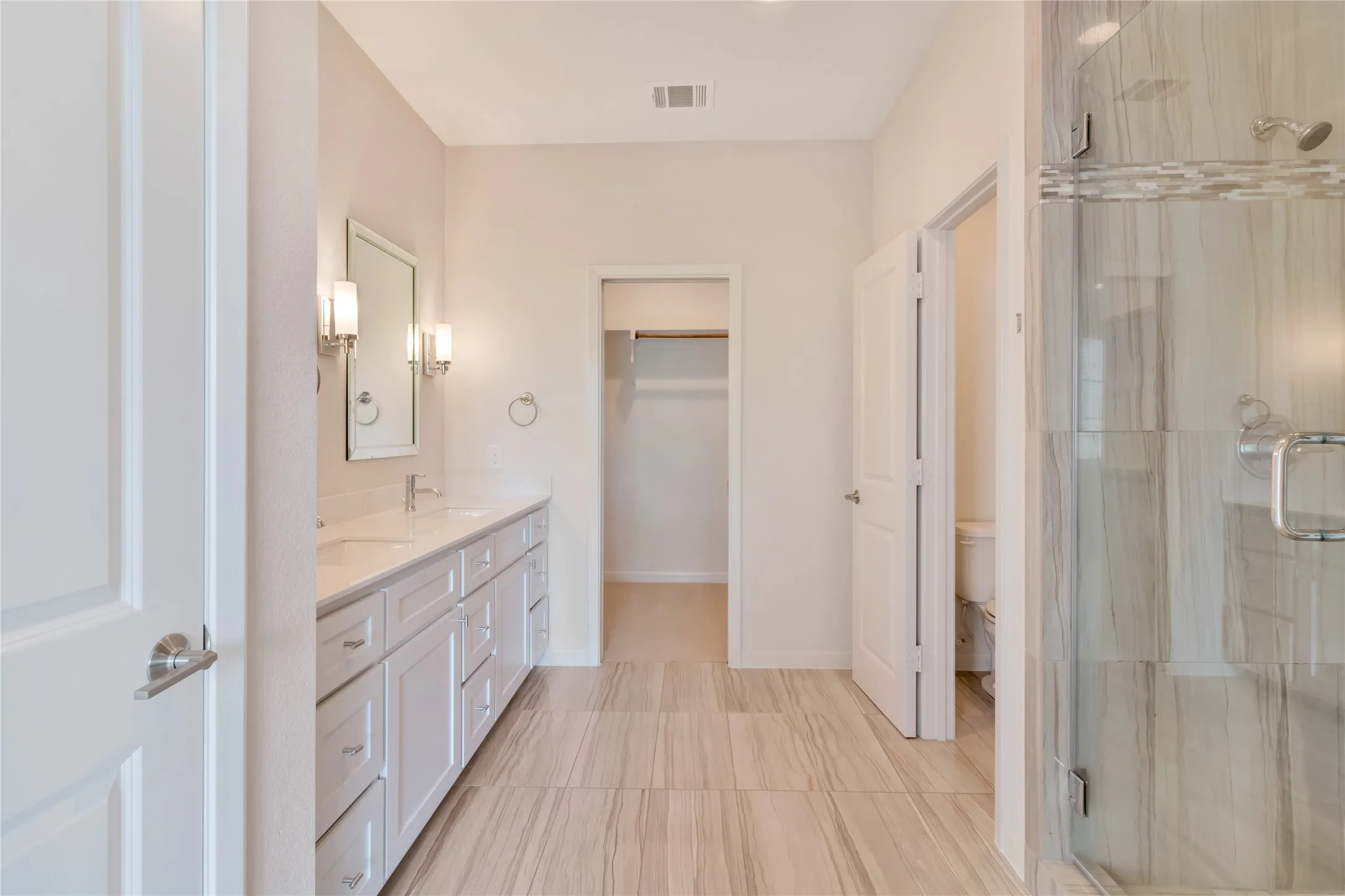 Townhouse For Sale in Tarrant County , 3634 Tulsa Way, Fort Worth, Texas 76107, 3 Bedroom, 3 Bathroom, 2 Garage spaces, 1,836 Sqft, built in 2016, mls#21400911, Real Estate Agent in Fort Worth, Homes For Sale in Tarrant county, Homes For Sale in Fort Worth, Realtor in Fort Worth Texas, Real Estate Brokerage Independent Realty Texas, Luminita Cordes Realtor