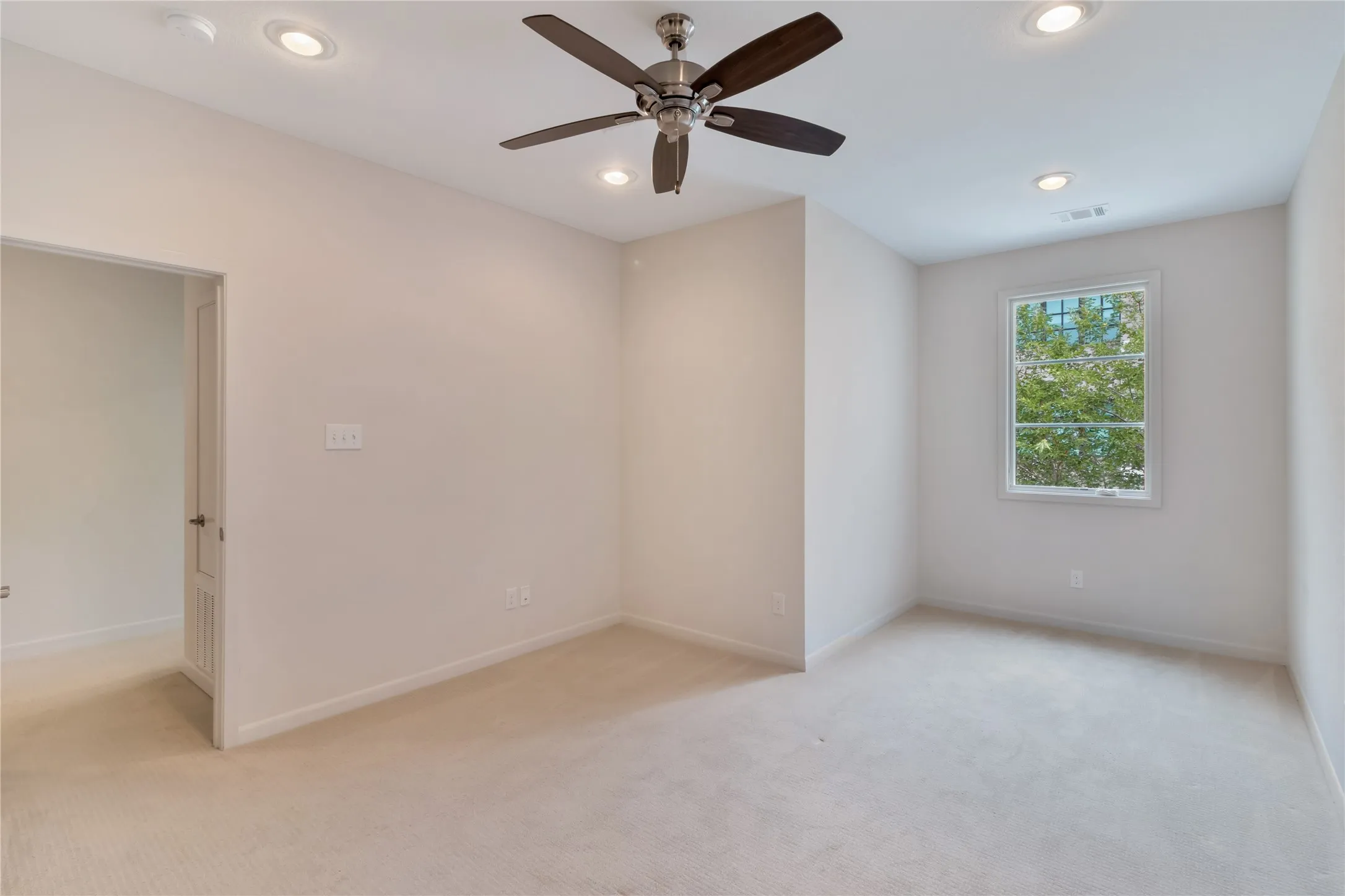 Townhouse For Sale in Tarrant County , 3634 Tulsa Way, Fort Worth, Texas 76107, 3 Bedroom, 3 Bathroom, 2 Garage spaces, 1,836 Sqft, built in 2016, mls#21400911, Real Estate Agent in Fort Worth, Homes For Sale in Tarrant county, Homes For Sale in Fort Worth, Realtor in Fort Worth Texas, Real Estate Brokerage Independent Realty Texas, Luminita Cordes Realtor