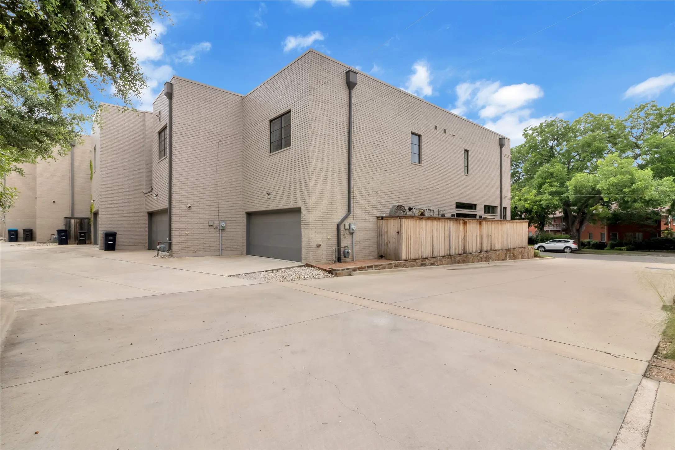 Townhouse For Sale in Tarrant County , 3634 Tulsa Way, Fort Worth, Texas 76107, 3 Bedroom, 3 Bathroom, 2 Garage spaces, 1,836 Sqft, built in 2016, mls#21400911, Real Estate Agent in Fort Worth, Homes For Sale in Tarrant county, Homes For Sale in Fort Worth, Realtor in Fort Worth Texas, Real Estate Brokerage Independent Realty Texas, Luminita Cordes Realtor