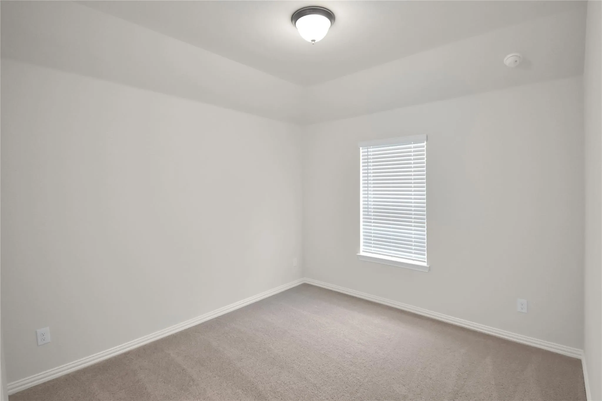 Recessed ceiling detail and neutral carpeting
