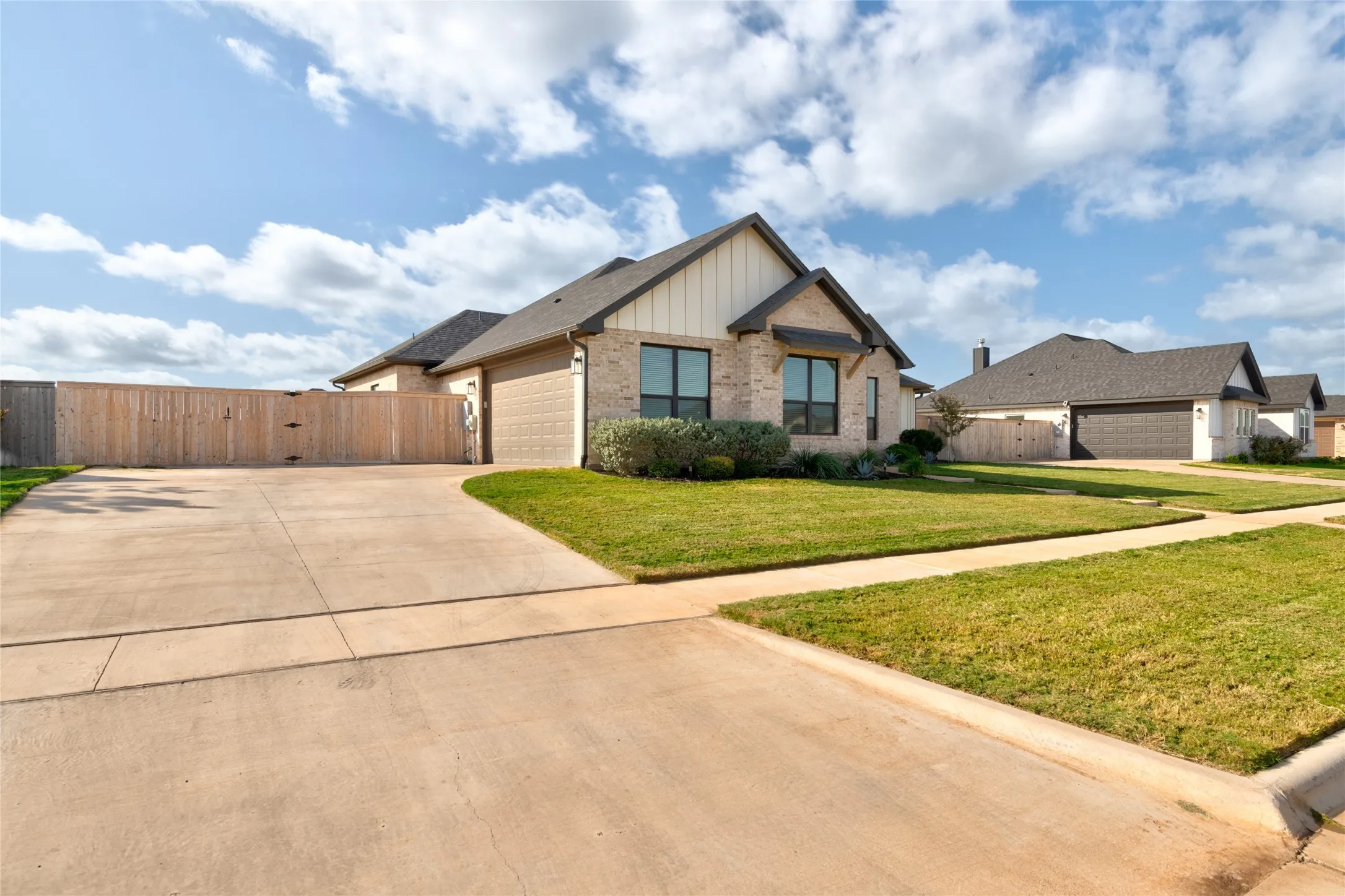 Single Family Residence For Sale in Taylor County , 317 Blackhawk Drive, Abilene, Texas 79602, 4 Bedroom, 2 Bathroom, 2 Garage spaces, 1,863 Sqft, built in 2023, mls#21400743, Real Estate Agent in Abilene, Homes For Sale in Taylor county, Homes For Sale in Abilene, Realtor in Abilene Texas, Real Estate Brokerage Independent Realty Texas, Luminita Cordes Realtor