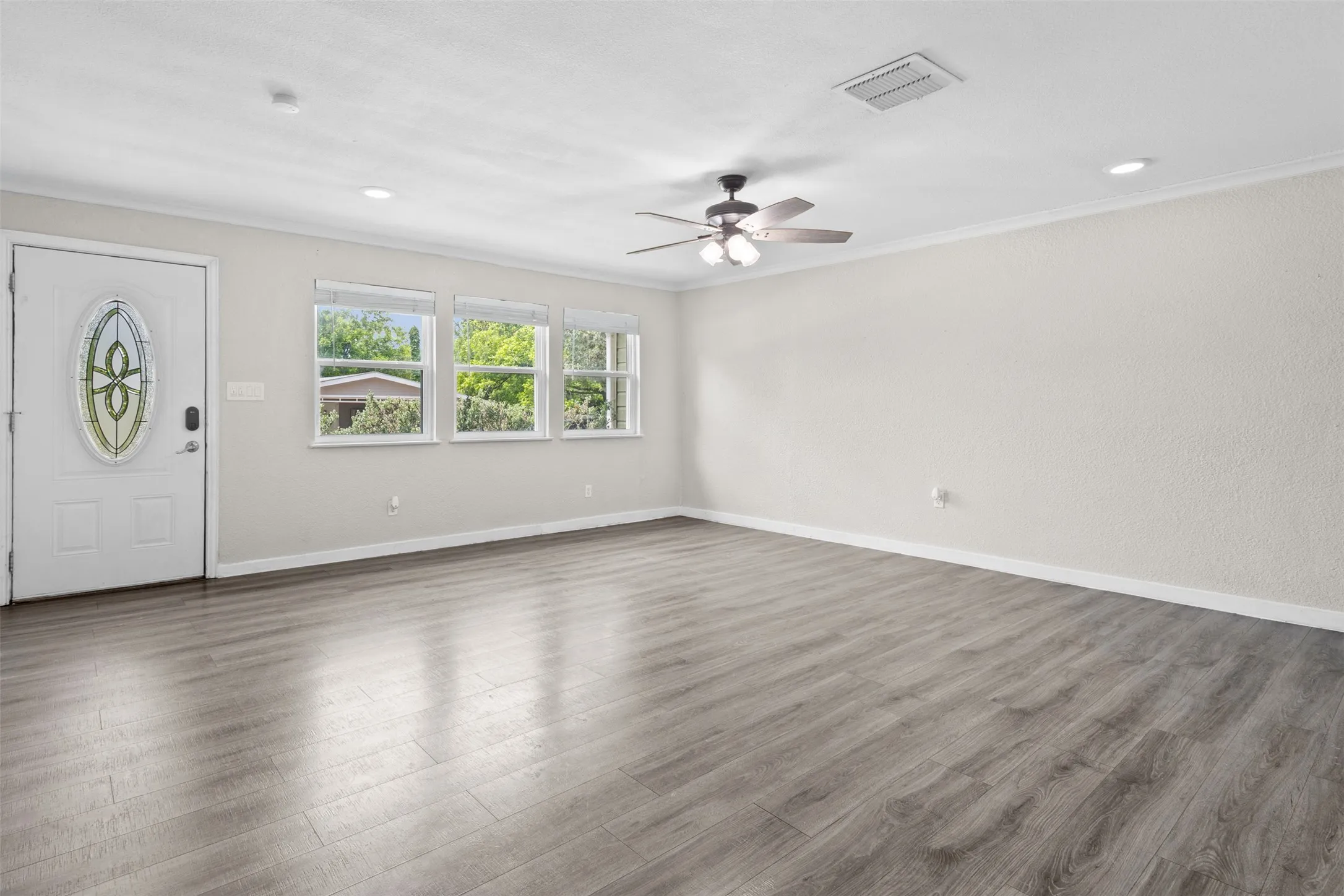 Single Family Residence For Sale in Wise County , 107 S Flower Lane, Chico, Texas 76431, 3 Bedroom, 2 Bathroom, 1 Garage spaces, 1,231 Sqft, built in 1960, mls#21399843, Real Estate Agent in Chico, Homes For Sale in Wise county, Homes For Sale in Chico, Realtor in Chico Texas, Real Estate Brokerage Independent Realty Texas, Luminita Cordes Realtor