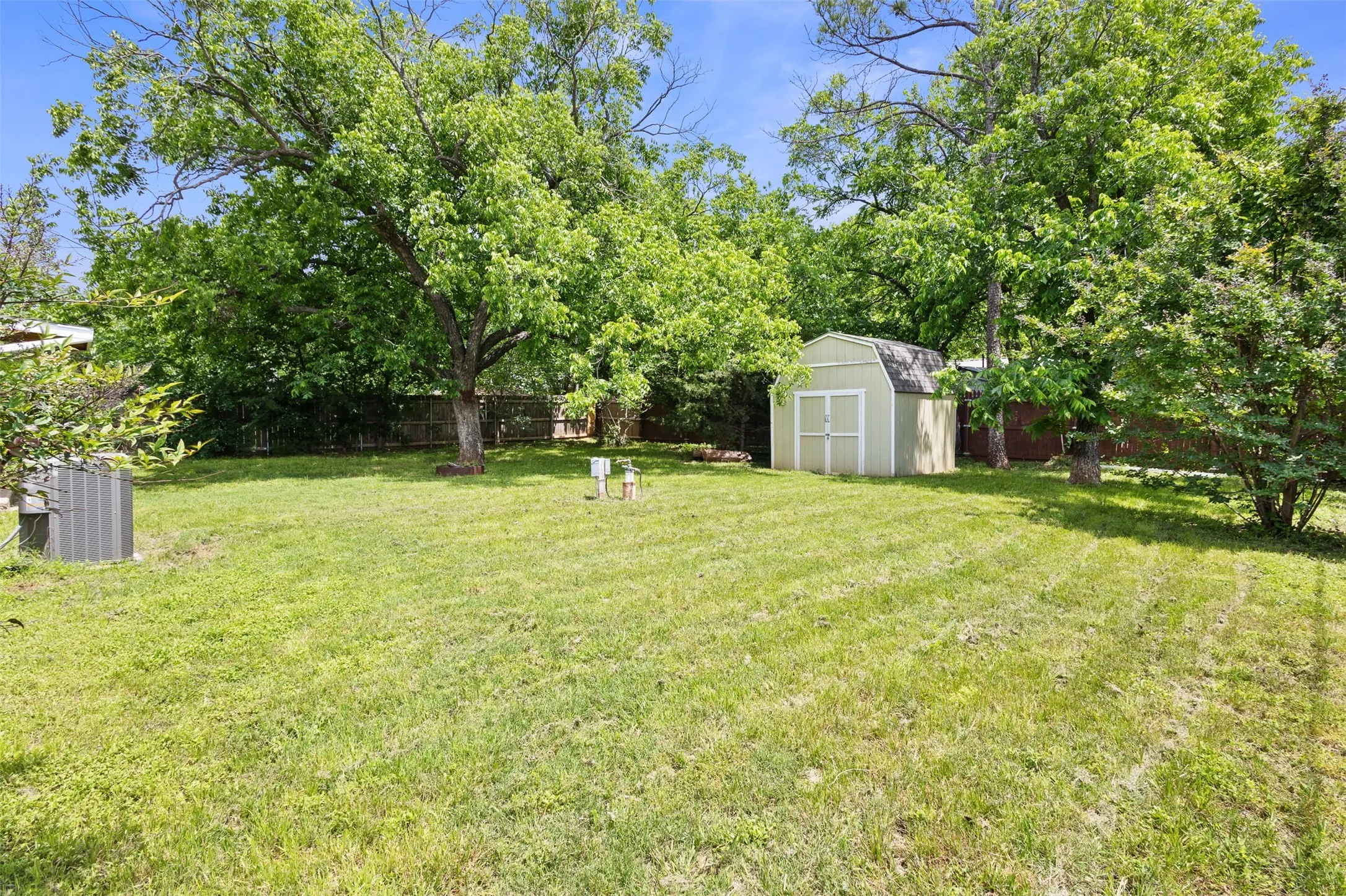 Single Family Residence For Sale in Wise County , 107 S Flower Lane, Chico, Texas 76431, 3 Bedroom, 2 Bathroom, 1 Garage spaces, 1,231 Sqft, built in 1960, mls#21399843, Real Estate Agent in Chico, Homes For Sale in Wise county, Homes For Sale in Chico, Realtor in Chico Texas, Real Estate Brokerage Independent Realty Texas, Luminita Cordes Realtor