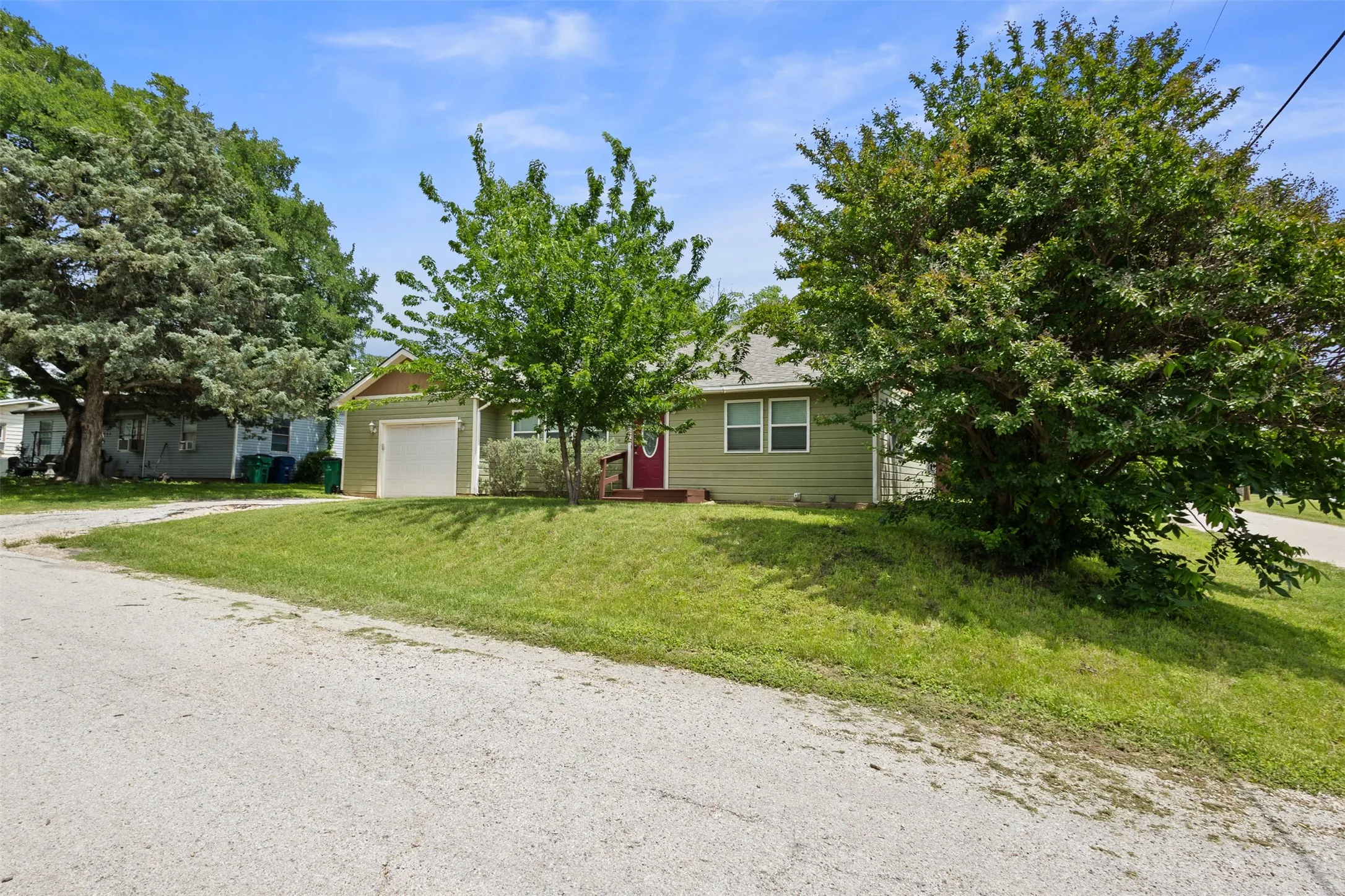 Single Family Residence For Sale in Wise County , 107 S Flower Lane, Chico, Texas 76431, 3 Bedroom, 2 Bathroom, 1 Garage spaces, 1,231 Sqft, built in 1960, mls#21399843, Real Estate Agent in Chico, Homes For Sale in Wise county, Homes For Sale in Chico, Realtor in Chico Texas, Real Estate Brokerage Independent Realty Texas, Luminita Cordes Realtor