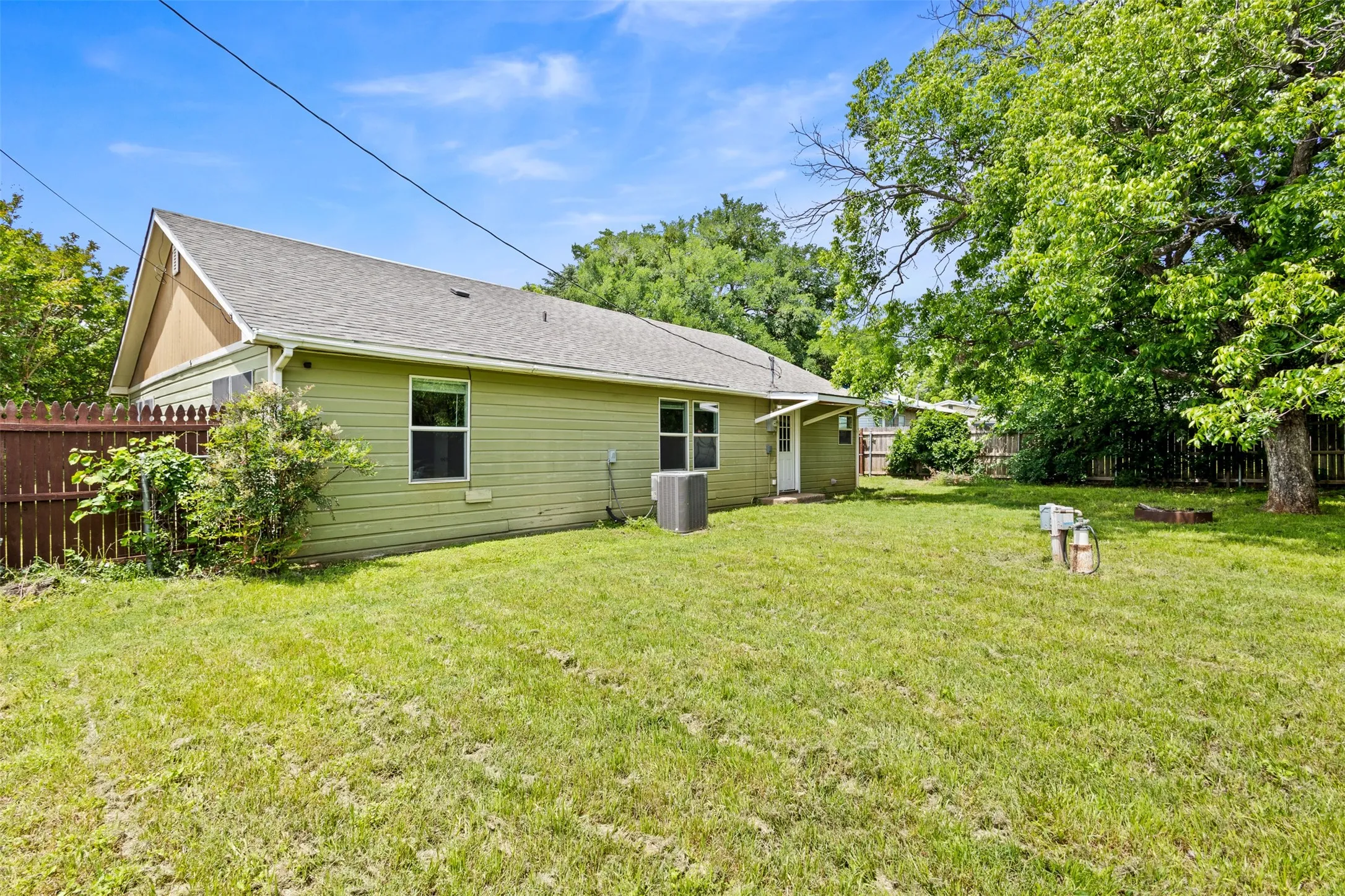 Single Family Residence For Sale in Wise County , 107 S Flower Lane, Chico, Texas 76431, 3 Bedroom, 2 Bathroom, 1 Garage spaces, 1,231 Sqft, built in 1960, mls#21399843, Real Estate Agent in Chico, Homes For Sale in Wise county, Homes For Sale in Chico, Realtor in Chico Texas, Real Estate Brokerage Independent Realty Texas, Luminita Cordes Realtor