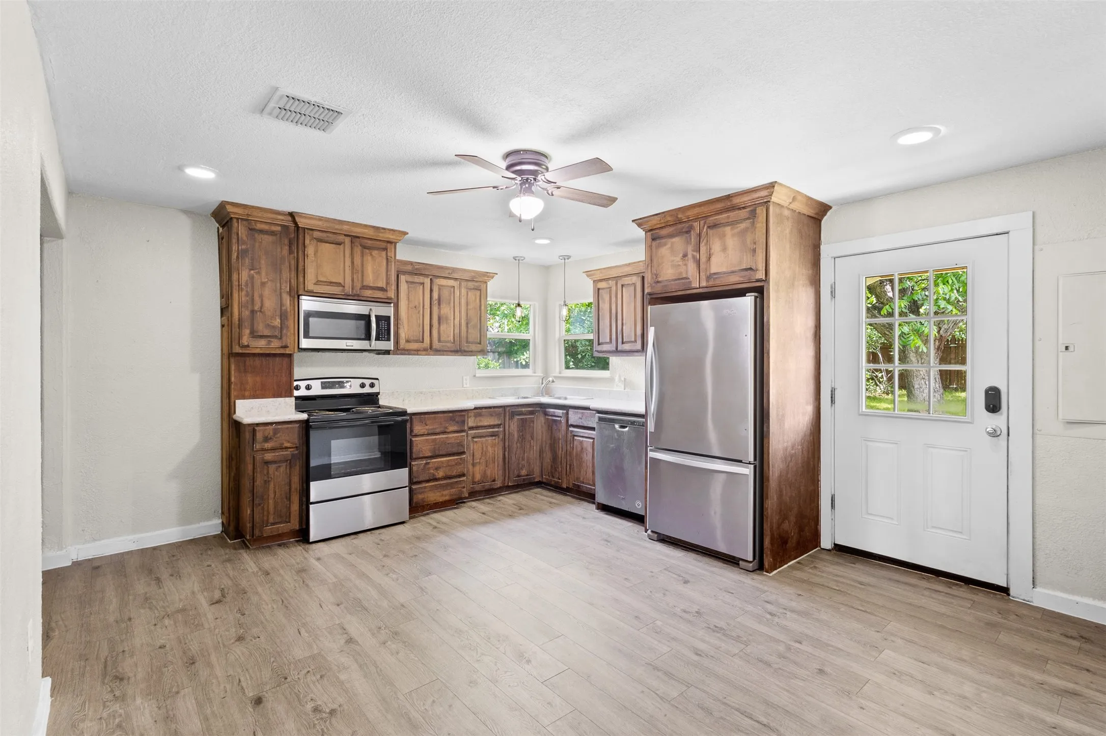 Single Family Residence For Sale in Wise County , 107 S Flower Lane, Chico, Texas 76431, 3 Bedroom, 2 Bathroom, 1 Garage spaces, 1,231 Sqft, built in 1960, mls#21399843, Real Estate Agent in Chico, Homes For Sale in Wise county, Homes For Sale in Chico, Realtor in Chico Texas, Real Estate Brokerage Independent Realty Texas, Luminita Cordes Realtor