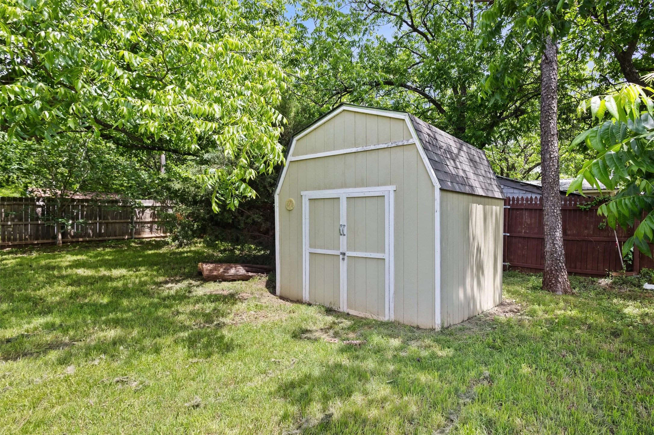 Single Family Residence For Sale in Wise County , 107 S Flower Lane, Chico, Texas 76431, 3 Bedroom, 2 Bathroom, 1 Garage spaces, 1,231 Sqft, built in 1960, mls#21399843, Real Estate Agent in Chico, Homes For Sale in Wise county, Homes For Sale in Chico, Realtor in Chico Texas, Real Estate Brokerage Independent Realty Texas, Luminita Cordes Realtor