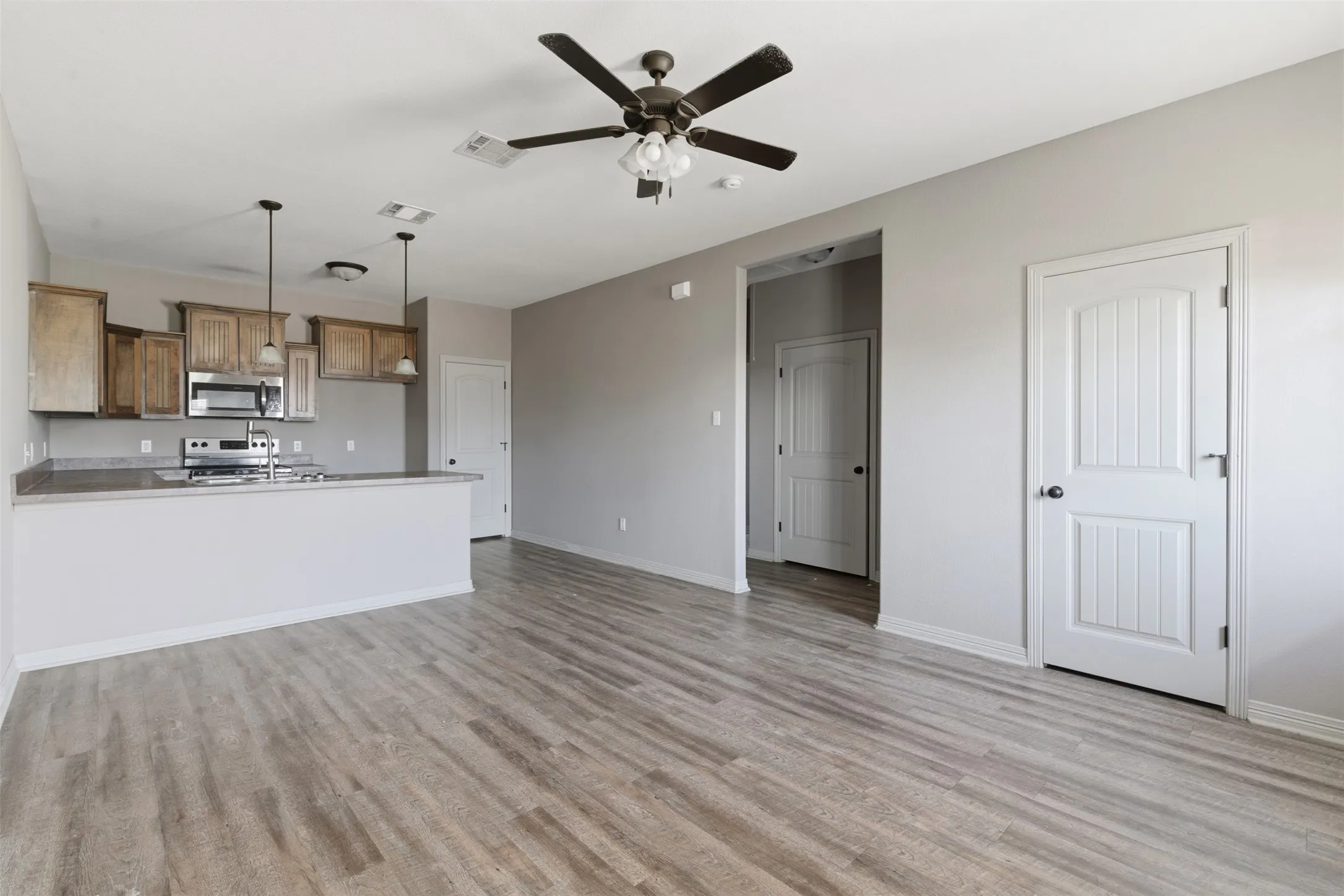 Quadruplex For Rent in Johnson County , 101 W Capps Street B, Rio Vista, Texas 76093, 2 Bedroom, 2 Bathroom, Garage spaces, 953 Sqft, built in 2018, mls#21400929, Real Estate Agent in Rio Vista, Homes For Rent in Johnson county, Homes For Rent in Rio Vista, Realtor in Rio Vista Texas, Real Estate Brokerage Independent Realty Texas, Luminita Cordes Realtor