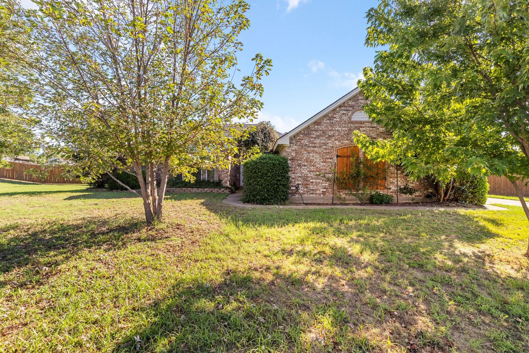 Single Family Residence For Sale in Johnson County , 2609 Castle Road, Burleson, Texas 76028, 3 Bedroom, 2 Bathroom, 2 Garage spaces, 1,955 Sqft, built in 1990, mls#21400925, Real Estate Agent in Burleson, Homes For Sale in Johnson county, Homes For Sale in Burleson, Realtor in Burleson Texas, Real Estate Brokerage Independent Realty Texas, Luminita Cordes Realtor