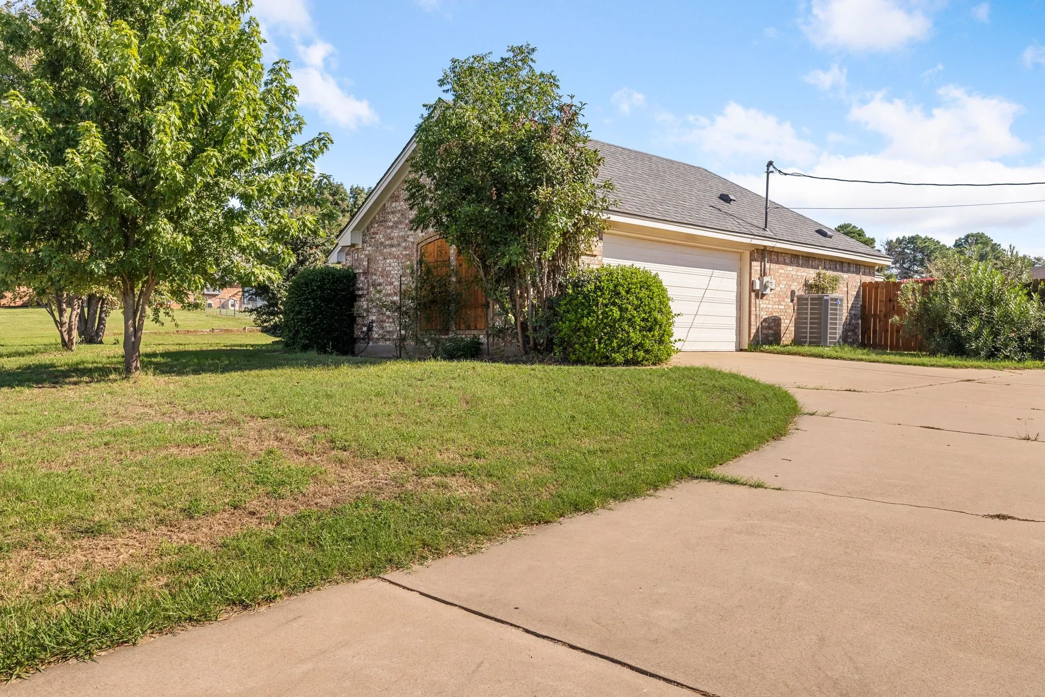 Single Family Residence For Sale in Johnson County , 2609 Castle Road, Burleson, Texas 76028, 3 Bedroom, 2 Bathroom, 2 Garage spaces, 1,955 Sqft, built in 1990, mls#21400925, Real Estate Agent in Burleson, Homes For Sale in Johnson county, Homes For Sale in Burleson, Realtor in Burleson Texas, Real Estate Brokerage Independent Realty Texas, Luminita Cordes Realtor