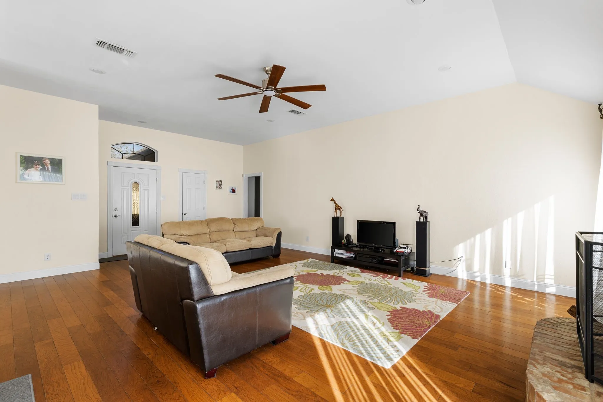 Single Family Residence For Sale in Johnson County , 2609 Castle Road, Burleson, Texas 76028, 3 Bedroom, 2 Bathroom, 2 Garage spaces, 1,955 Sqft, built in 1990, mls#21400925, Real Estate Agent in Burleson, Homes For Sale in Johnson county, Homes For Sale in Burleson, Realtor in Burleson Texas, Real Estate Brokerage Independent Realty Texas, Luminita Cordes Realtor