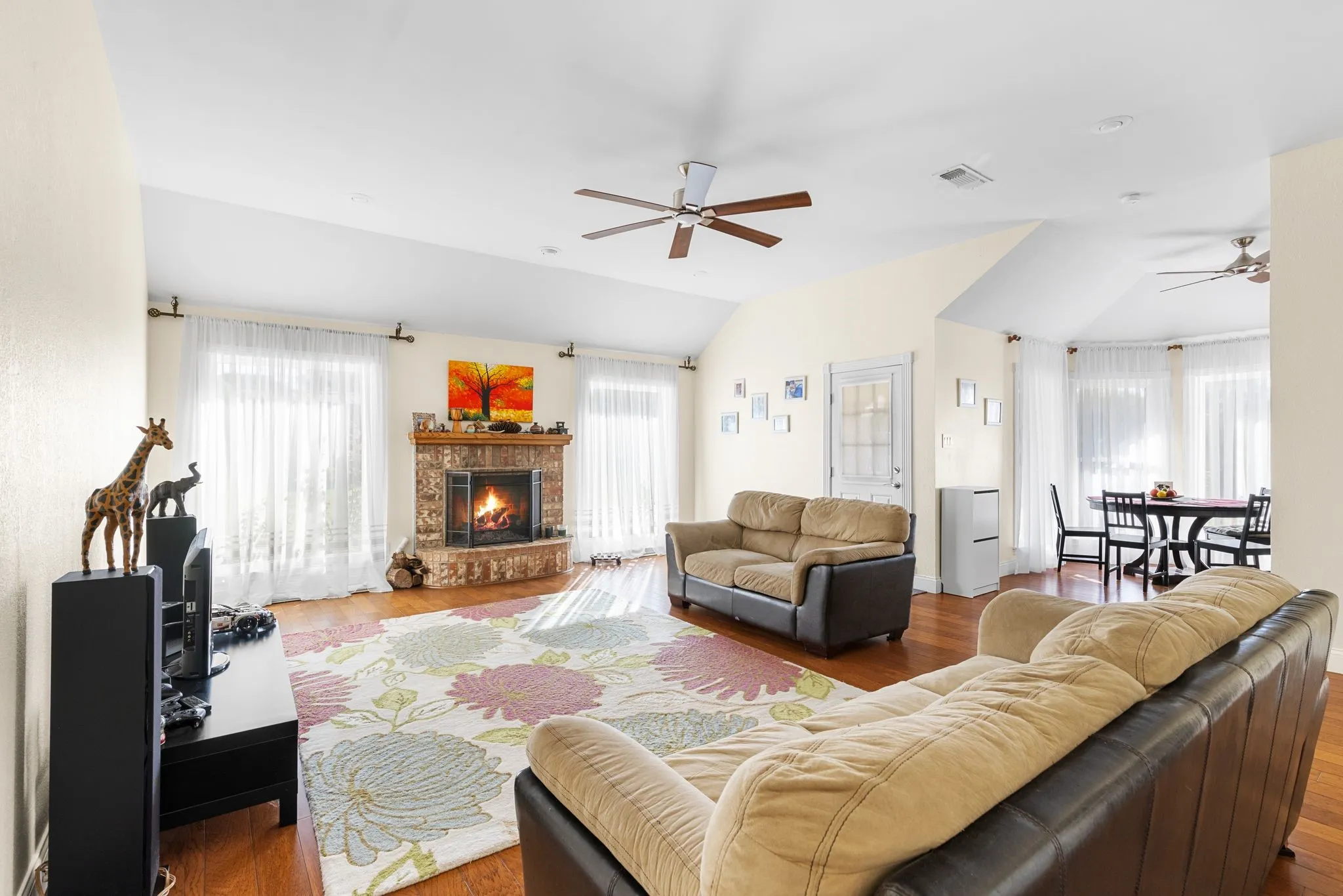 Single Family Residence For Sale in Johnson County , 2609 Castle Road, Burleson, Texas 76028, 3 Bedroom, 2 Bathroom, 2 Garage spaces, 1,955 Sqft, built in 1990, mls#21400925, Real Estate Agent in Burleson, Homes For Sale in Johnson county, Homes For Sale in Burleson, Realtor in Burleson Texas, Real Estate Brokerage Independent Realty Texas, Luminita Cordes Realtor