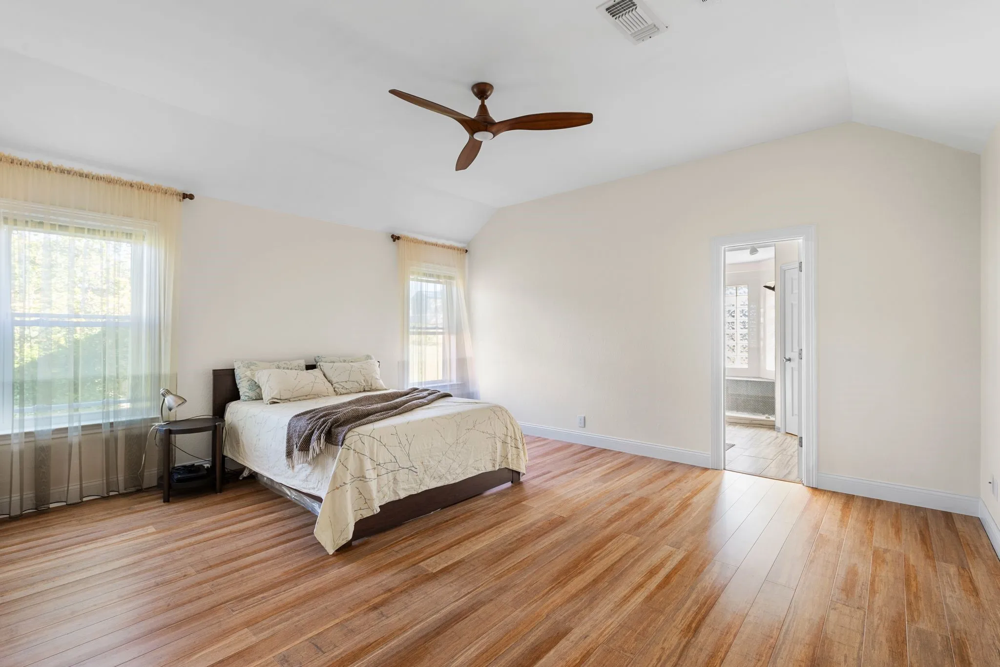 Single Family Residence For Sale in Johnson County , 2609 Castle Road, Burleson, Texas 76028, 3 Bedroom, 2 Bathroom, 2 Garage spaces, 1,955 Sqft, built in 1990, mls#21400925, Real Estate Agent in Burleson, Homes For Sale in Johnson county, Homes For Sale in Burleson, Realtor in Burleson Texas, Real Estate Brokerage Independent Realty Texas, Luminita Cordes Realtor