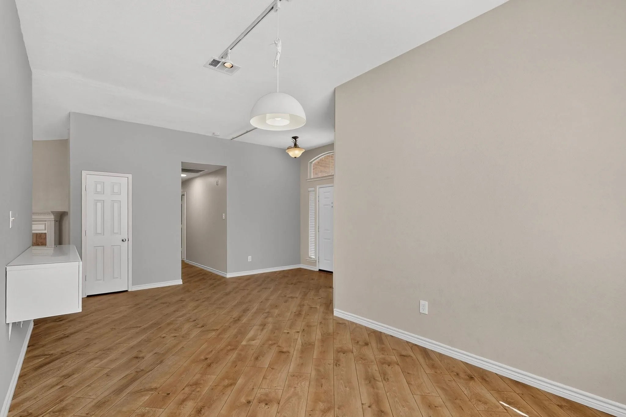 Single Family Residence For Rent in Collin County , 10201 Max Lane, Frisco, Texas 75035, 3 Bedroom, 2 Bathroom, 2 Garage spaces, 2,142 Sqft, built in 1995, mls#21400927, Real Estate Agent in Frisco, Homes For Rent in Collin county, Homes For Rent in Frisco, Realtor in Frisco Texas, Real Estate Brokerage Independent Realty Texas, Luminita Cordes Realtor